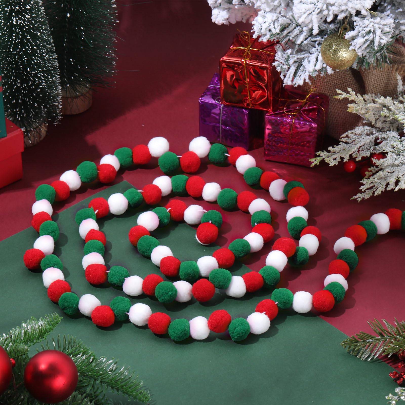 Briwooody 3 guirnaldas de pompones de Navidad de 9 pies, 123 bolas colgantes de fieltro, pompones, guirnalda para pared, árbol de Navidad, decoración interior del hogar (rojo, blanco y verde)