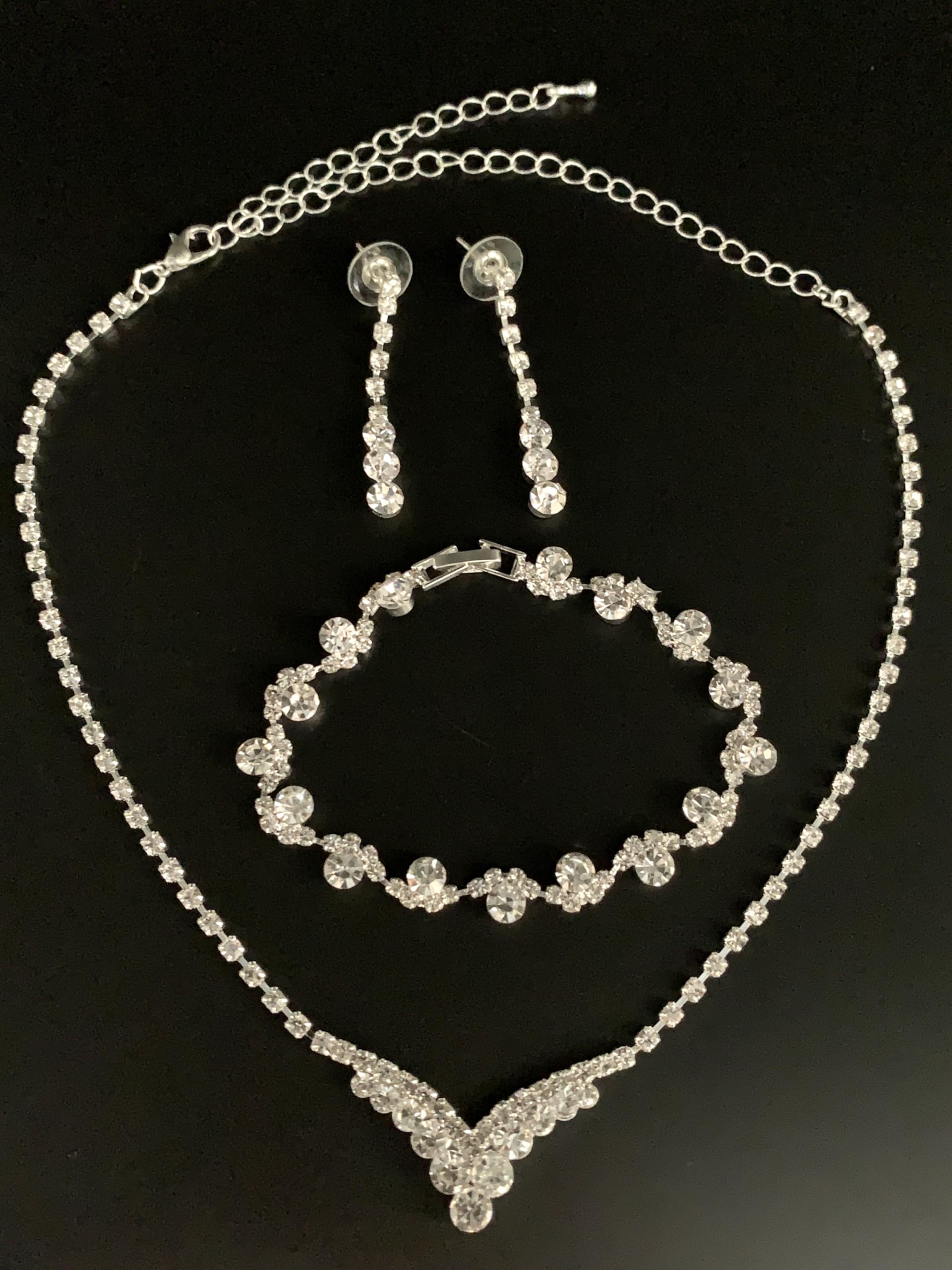 3er Set V Schmuck Damen – Silber Strass Collier Halskette mit Ohrringen & Armband – Verstellbare Kette 38–48 cm, elegantes Schmuckset für Hochzeit, Abiball, Kommunion & festliche Anlässe