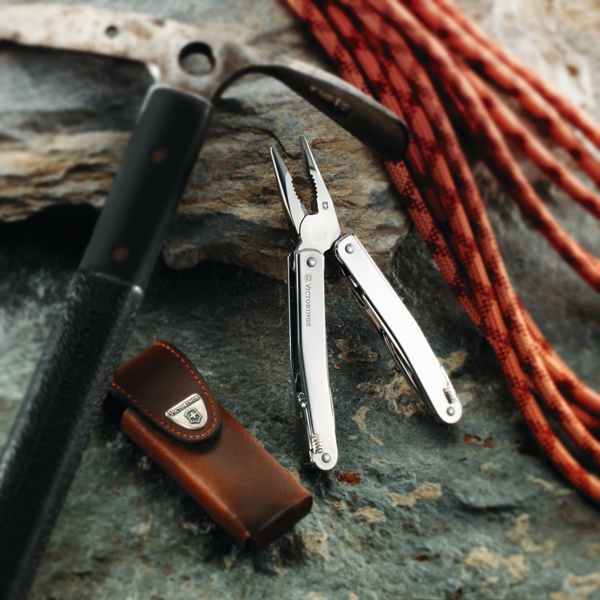 Victorinox Multifunktionswerkzeug Swiss Tool Spirit X Plus Ratchet, 36 Funktionen, Swiss Made, Multitool mit Feststellklinge, Inkl. Leder-Etui, Silber