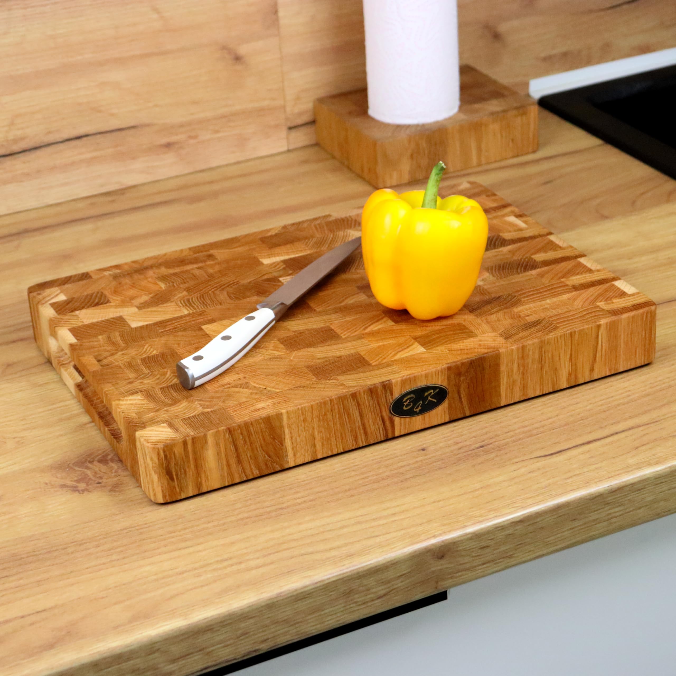 B4K® Schneidebrett mit Ständer aus Eiche Stirnholz 35 × 25 × 4 cm – Massiver Hackblock | Antibakterielles Hirnholzbrett mit Griffen & Silikonfüßen | Perfekt für Küche, Fleisch & BBQ