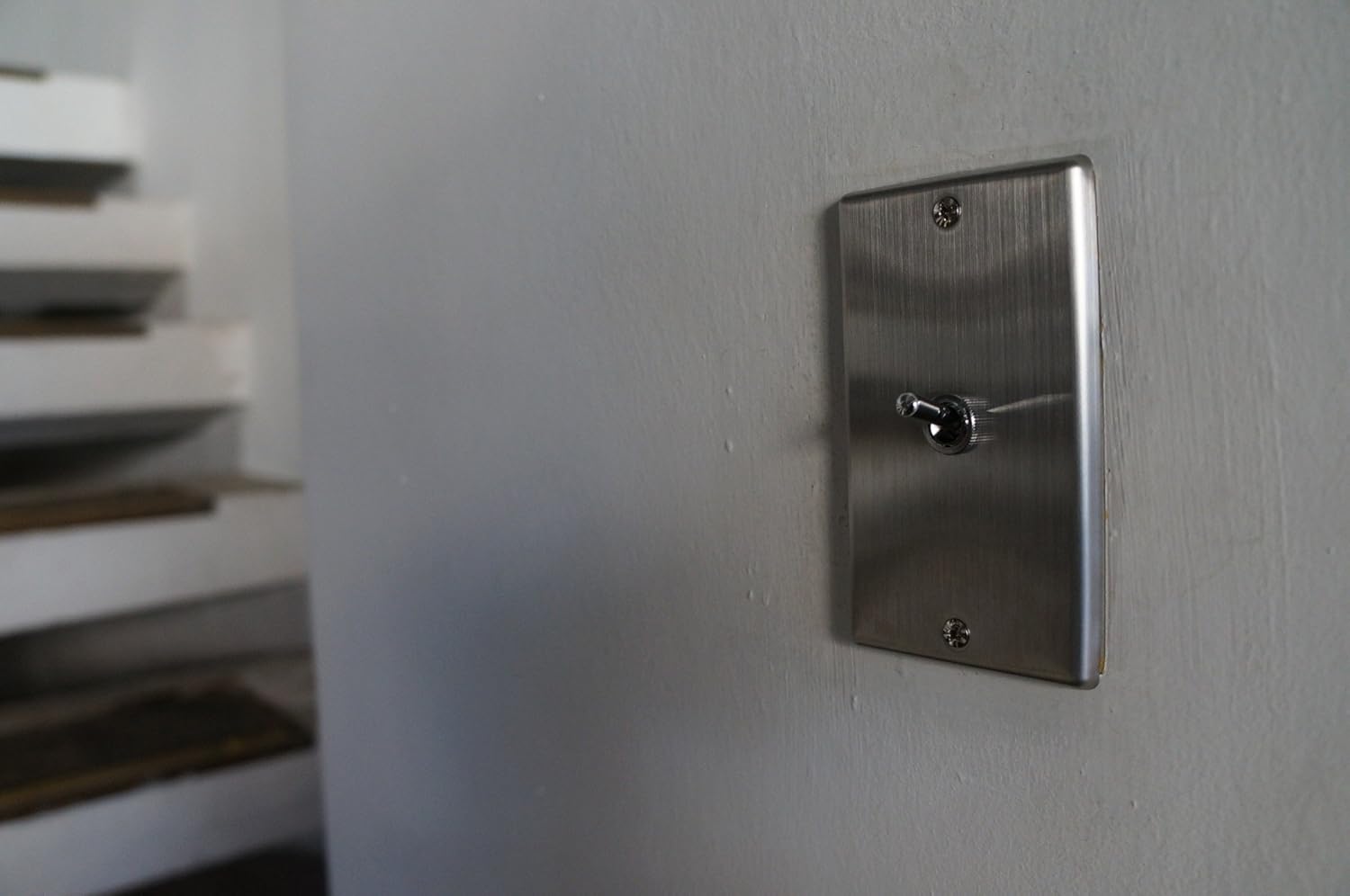 Amazon Co Jp Epiphany トグルスイッチ プレートカバー付 住宅 店舗用電気スイッチです おしゃれなリフォーム現場で活躍 2箇所からon Offができる3路スイッチにも対応 上向on 下向on リード線と差込コネクタ付きで取り付け簡単 国内の一般的な家庭用電気