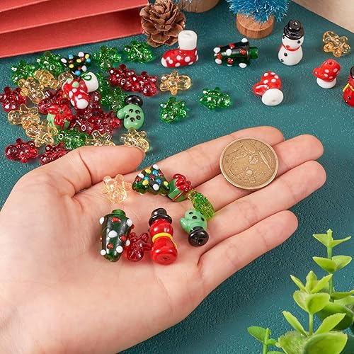 Miniatura 7 de FASHEWELRY 46 cuentas de cristal de Navidad para árbol de Navidad, cuentas de lámpara de muñeco de nieve, guantes de nieve, caja de regalo, cuentas