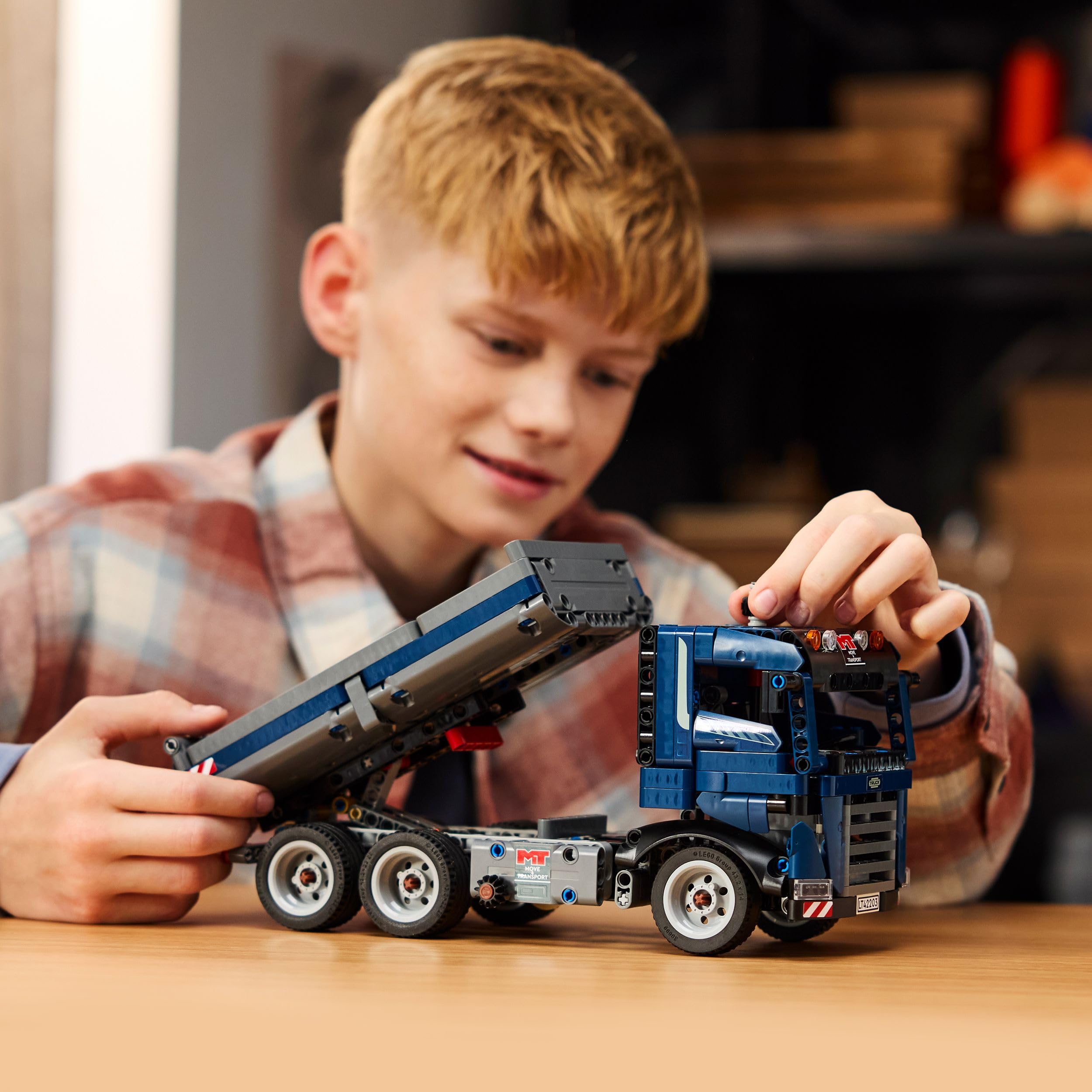 LEGO Technic Volquete Basculante, Vehículo de Obra y Construcción de Juguete, Camión Azul para Construir con Dirección y Caja Móvil, Regalo de Cumpleaños para Niños y Niñas de 9 Años o Más 42203