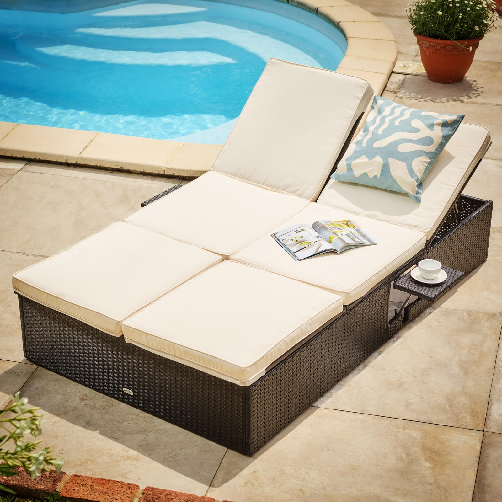 CASARIA Tumbona Doble Jardín 200x115Cm Negro Crema | 2 Personas, Carga 220Kg, Poliratán Resistente Intemperie, Cojín 7Cm, Funda Lavable, 2 Mesitas Plegables, Respaldo Ajustable