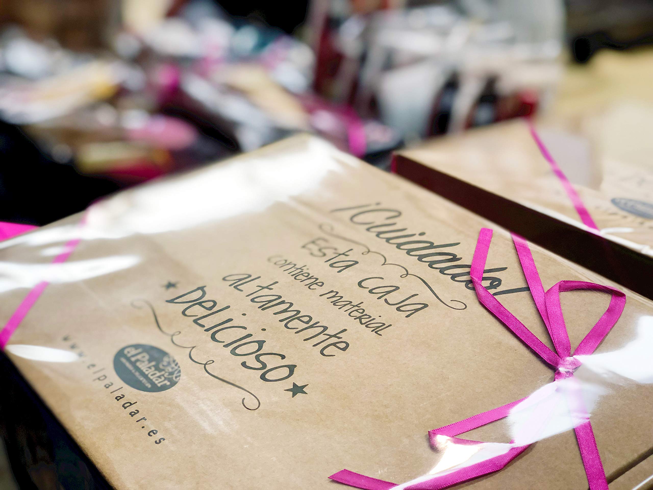 PACK GOURMET REGALO / Jamón, Vino Tinto, Aceite Oliva Virgen, Espárragos, Chorizo, Salchichón, Queso Oveja, Atún Bonito Ortiz, Bizcochos, Pastissets, Chocolate y Bombones
