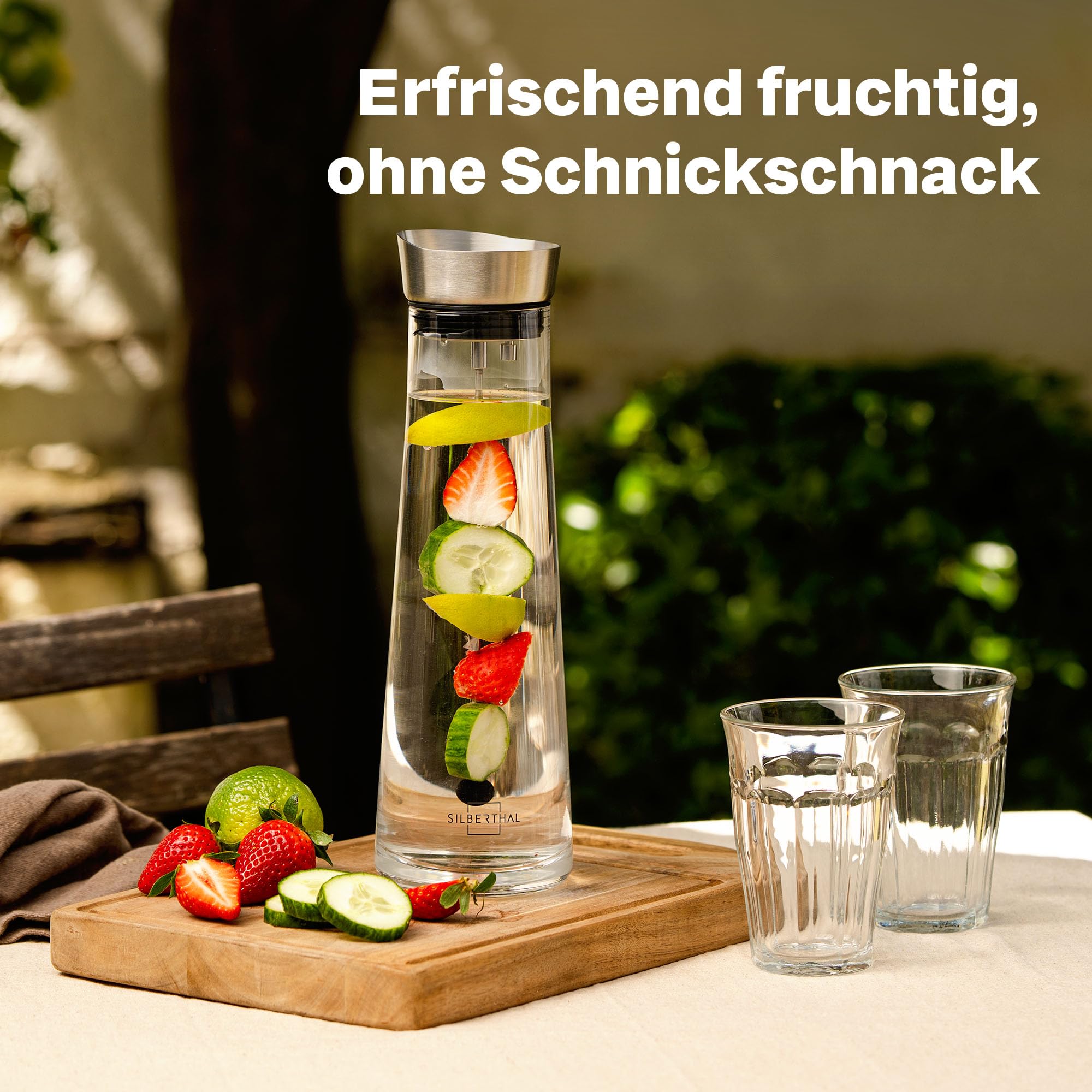 SILBERTHAL Glaskaraffe mit Deckel und mit Fruchtspieß - Edelstahl Deckel öffnet mit Kippen - Wasserkaraffe mit Fruchtsieb Transparent