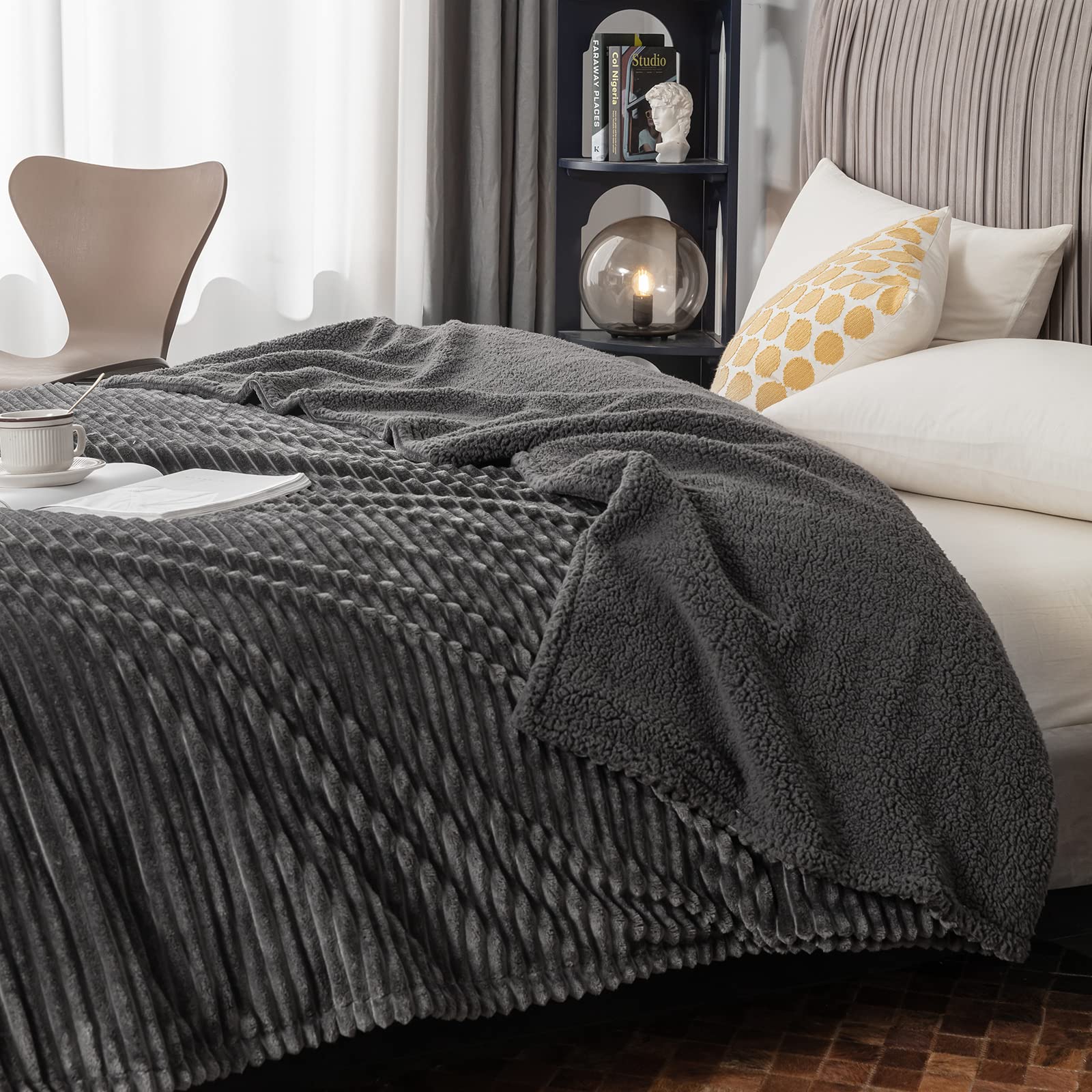 DaysU Manta de forro polar a rayas, suave y acogedora manta reversible de franela Sherpa para sofá, manta de felpa gruesa cálida y esponjosa, tamaño Queen para cama, 1 paquete, 86 x 94 pulgadas, gris
