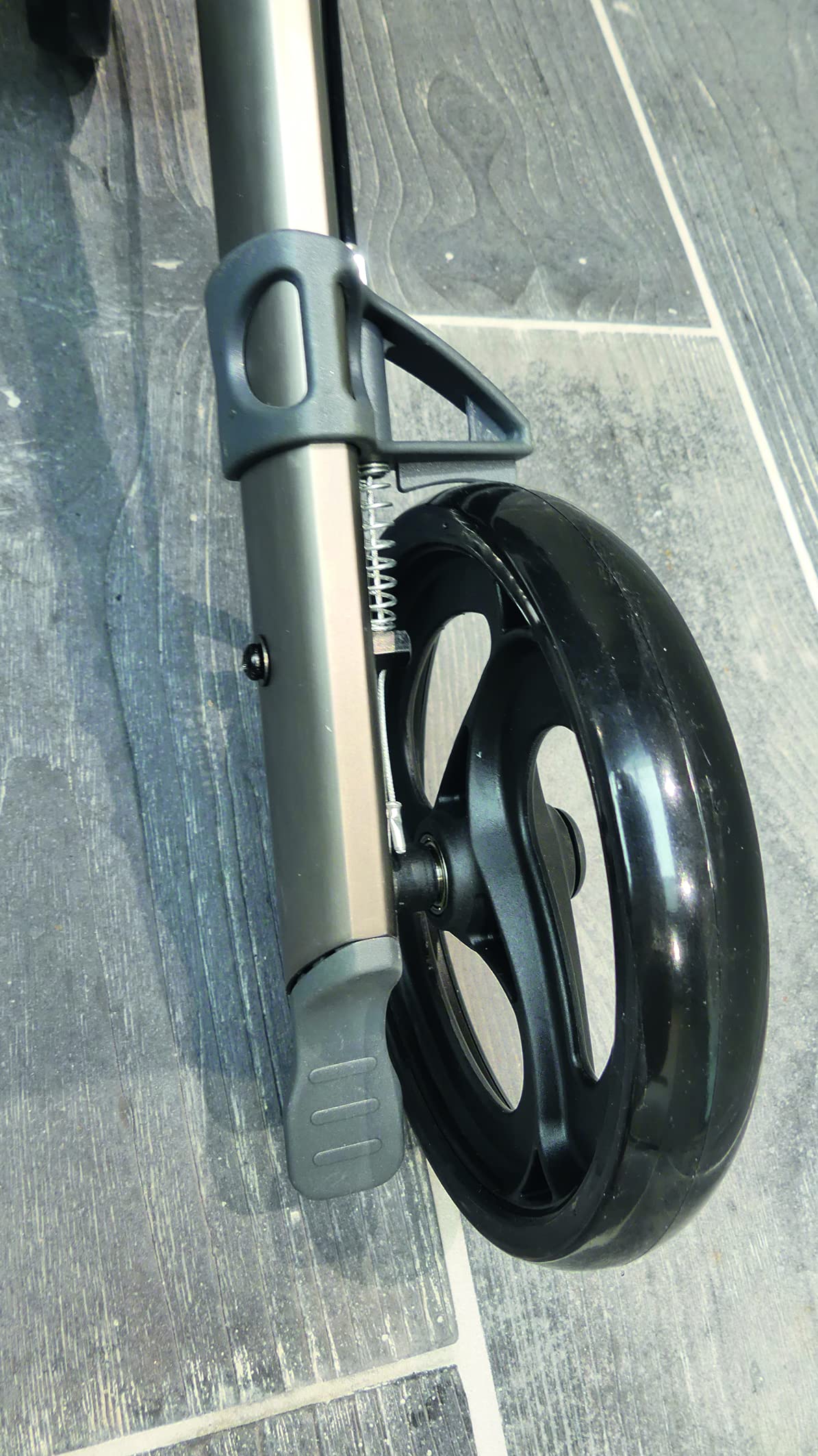 Identités, Rollator Neo Fold Evolution, wygodne oparcie, torba w zestawie, wydajne hamulce, poręczne i stabilne, szerokie koła, składane z zaworem bezpieczeństwa, lekkie, przenośne, kolor matowy szary