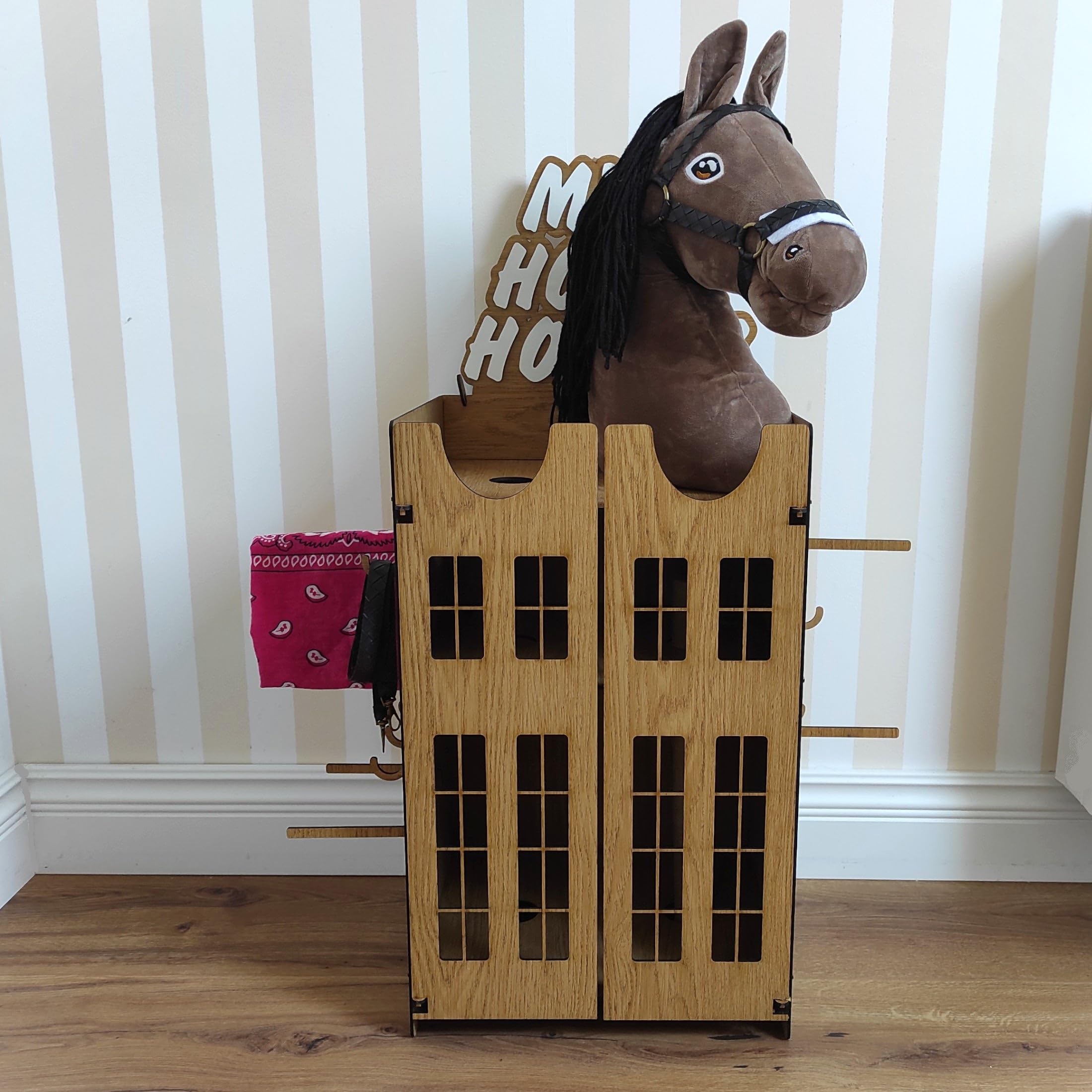 Cavallo in legno – Giocattolo per cavalli per 2 hobby horse con porte e accessori – Stalla per cavalli – Design in legno scuro