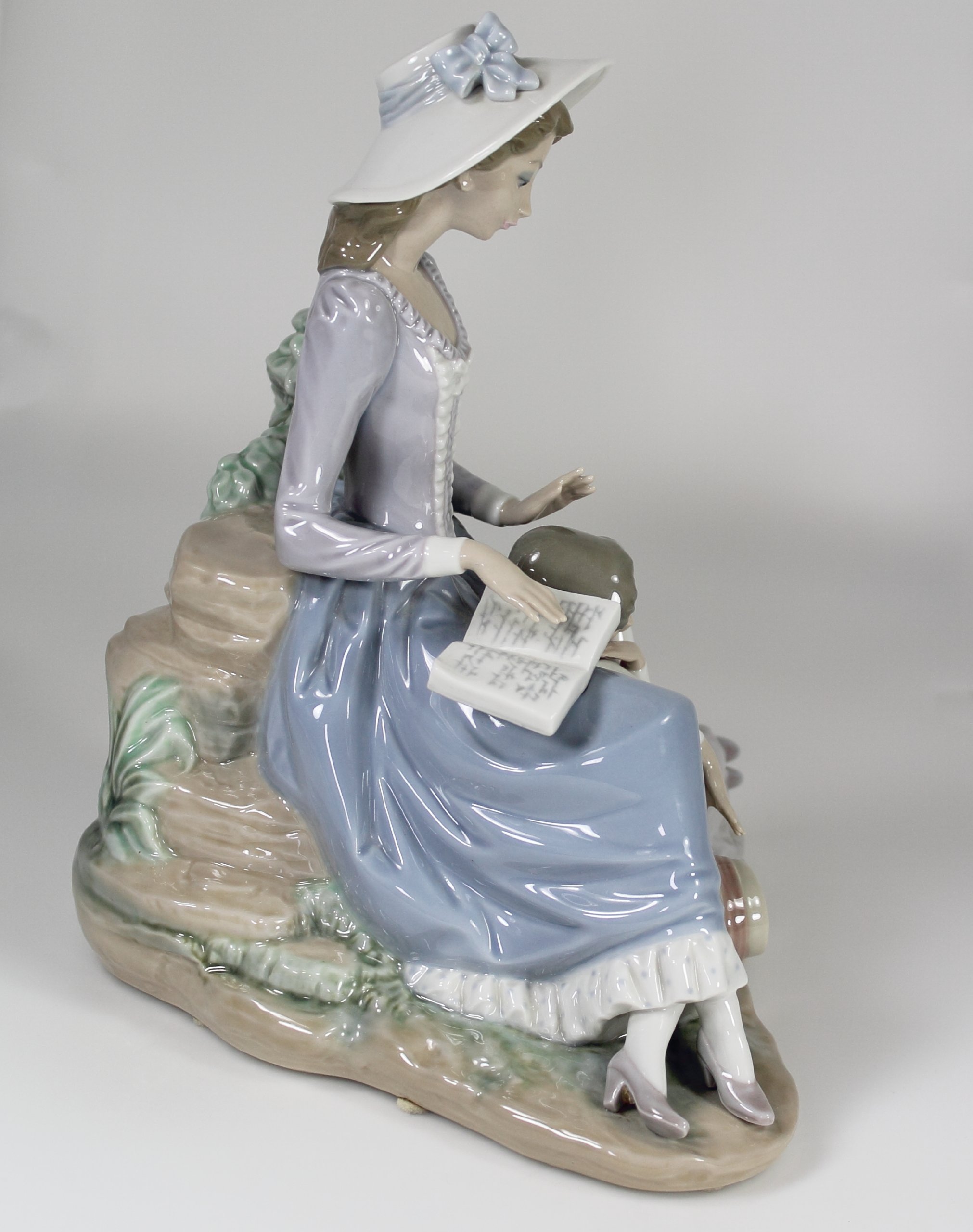 Amazon.co.jp: Lladro 「眠っている女と少女 コレクションフィギュア 