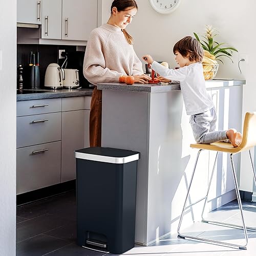 Miniatura 4 de iTouchless SoftStep - Cubo de basura de plástico negro con pedal de 13.2 galones con filtro de olor, construcción duradera a prueba de abolladuras y