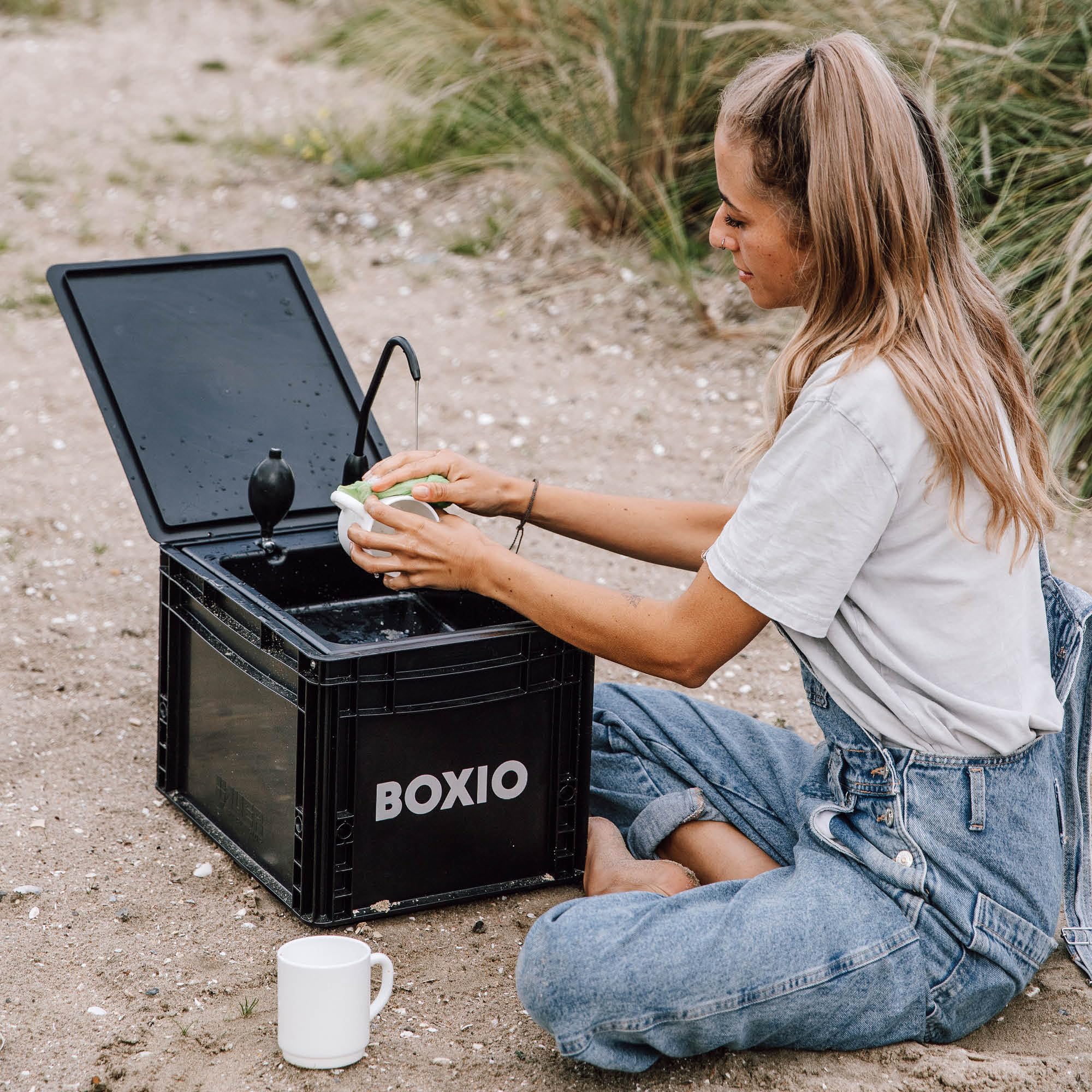 BOXIO - Kitchen Bundle Plus: cucina da campeggio mobile senza elettricità con scatola di cottura, lavabo, fornello a gas e tavolo con accessori per esterni, set di pentole, tagliere per il
