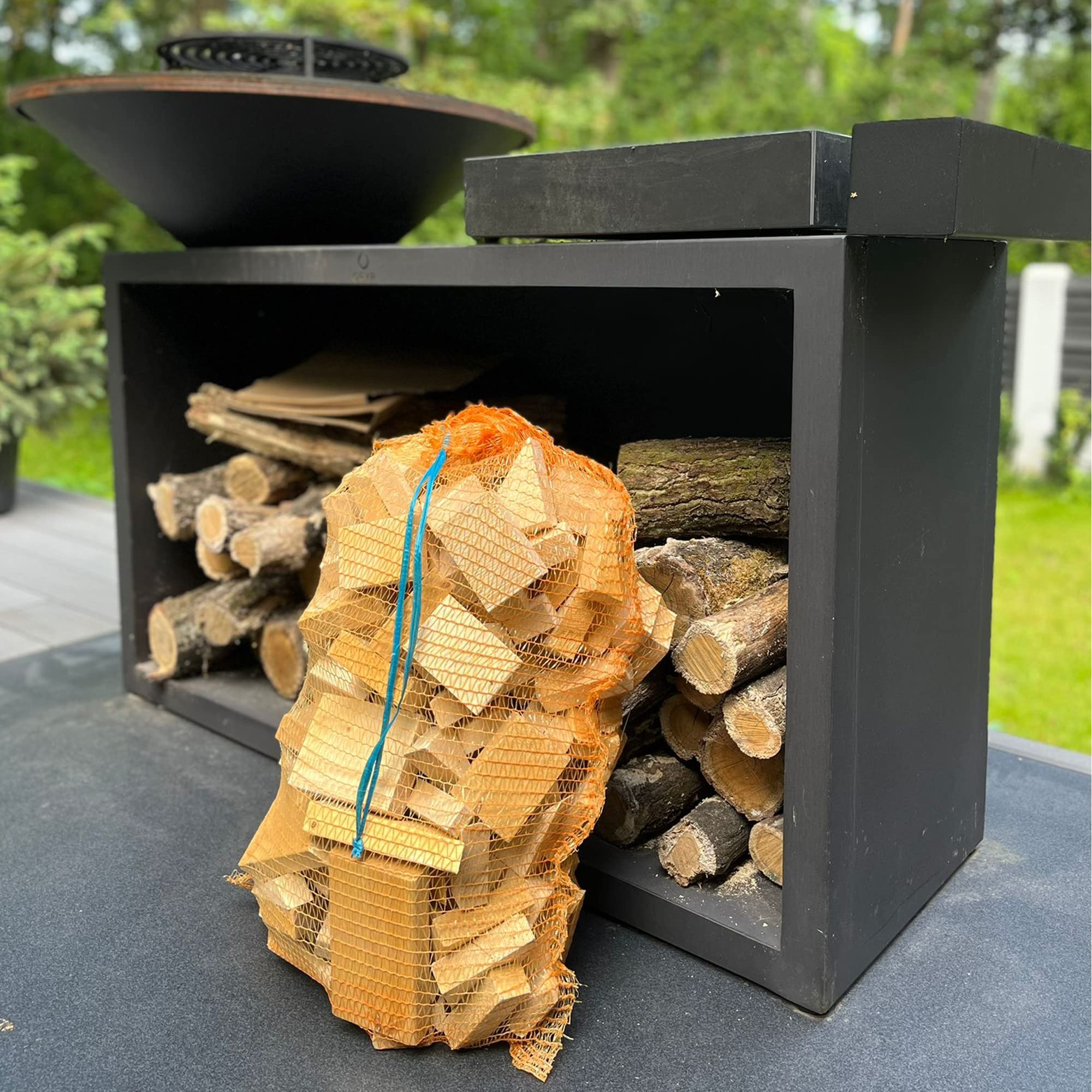 TROCKENES Brennholz Fichte 30 kg | Kaminholz Kamin Holz Anzünder aus Eichenholz für Grill Kamin Ofen | 100% Natürlich Anfeuerholz Anmachholz Anzündholz Feuerholz Kaminanzünder (30 kg)