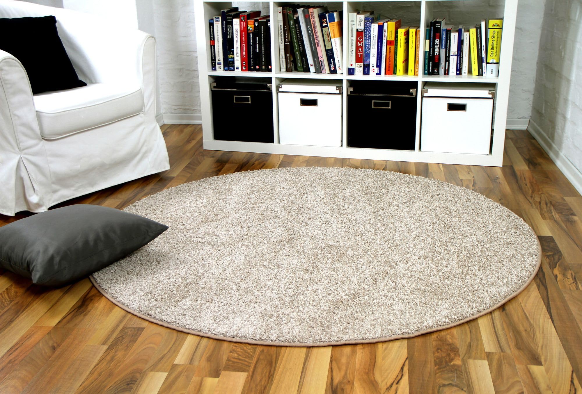 Tapis à poils longs rond Snapstyle Mona pour salon chaleureux