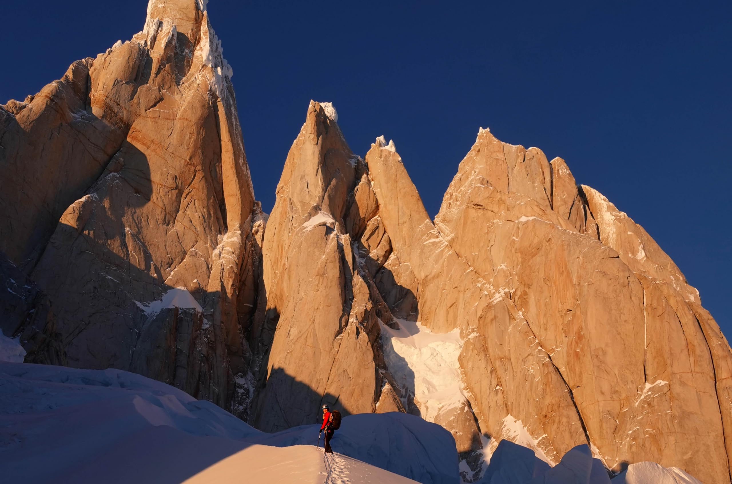Mountaineering Women: Climbing Through History /anglais