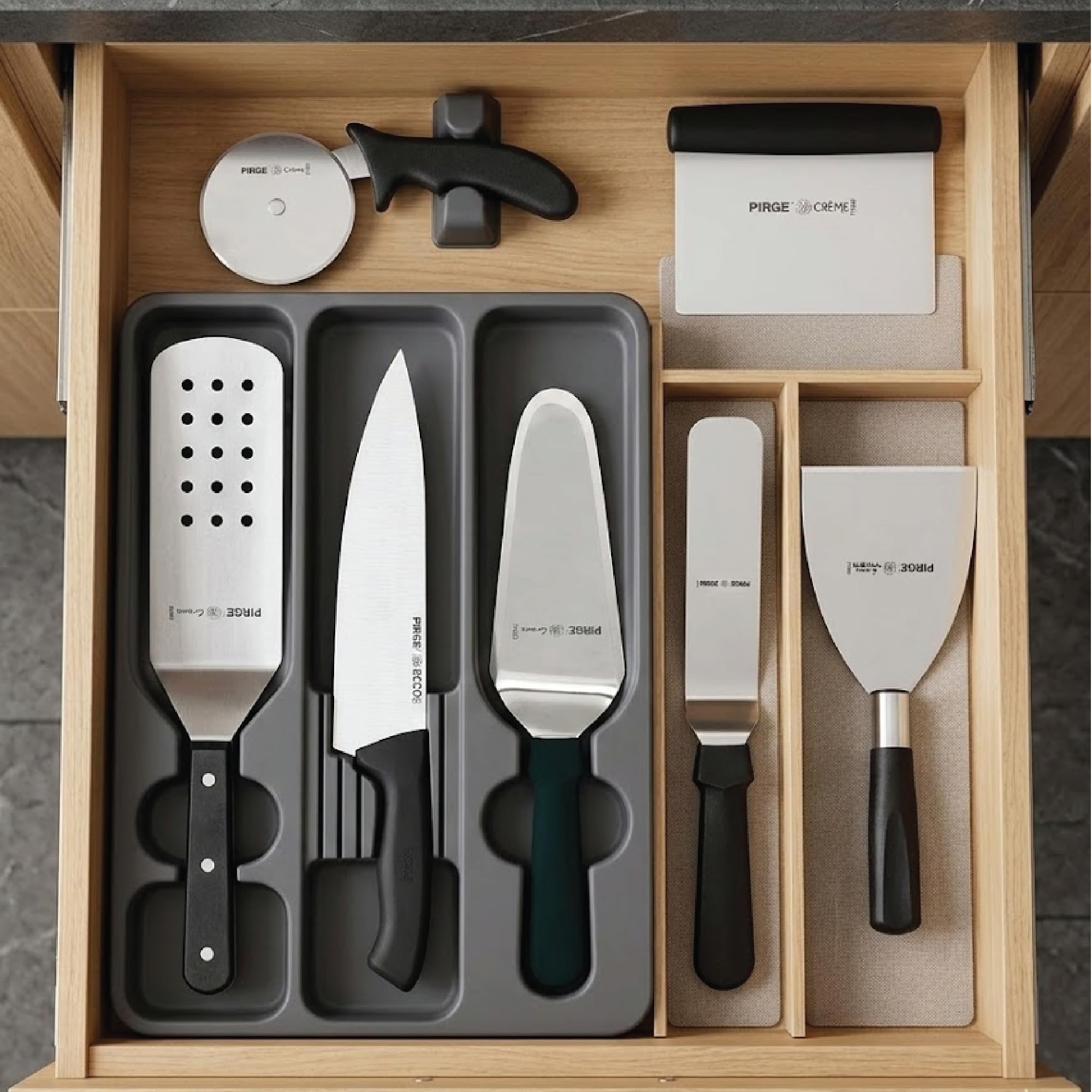 Set di utensili per pizzeria Pirge - Set professionale in acciaio inox da 7 pezzi per pizzaioli - Rotella per pizza, spatola, raschietto per impasto, coltello da chef e altro - Manico ergonomico