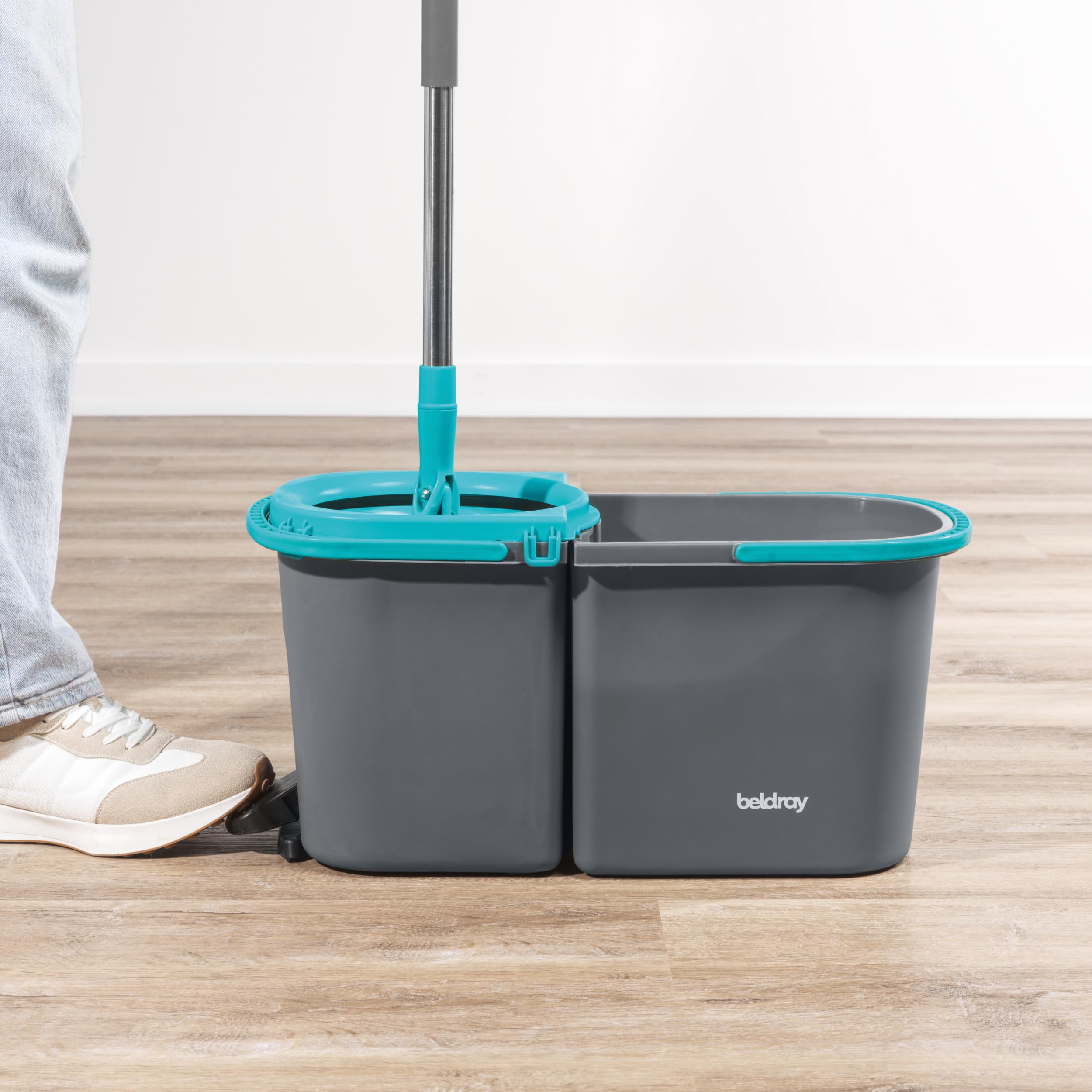 Beldray Antibac - Mopa giratoria con cubo, cubo de fregona de doble compartimento, agua limpia y sucia, 2 asas para una fácil maniobrabilidad, función de giro activada por pedal, cabezal de fregona de