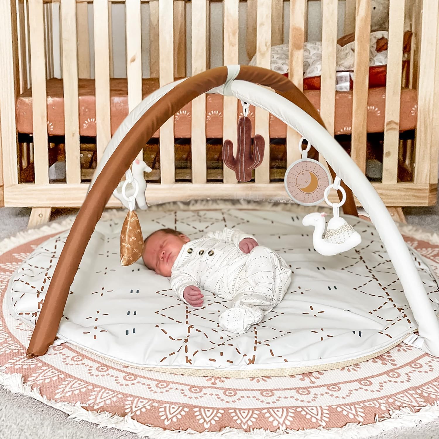 Mallify Baby Spielbogen mit Spielmatte, play mat mit Bauchzeit Kissen und 6 abnehmbaren Sensorik Spielzeugen für Neugeborene & Kinder, Goldbraun