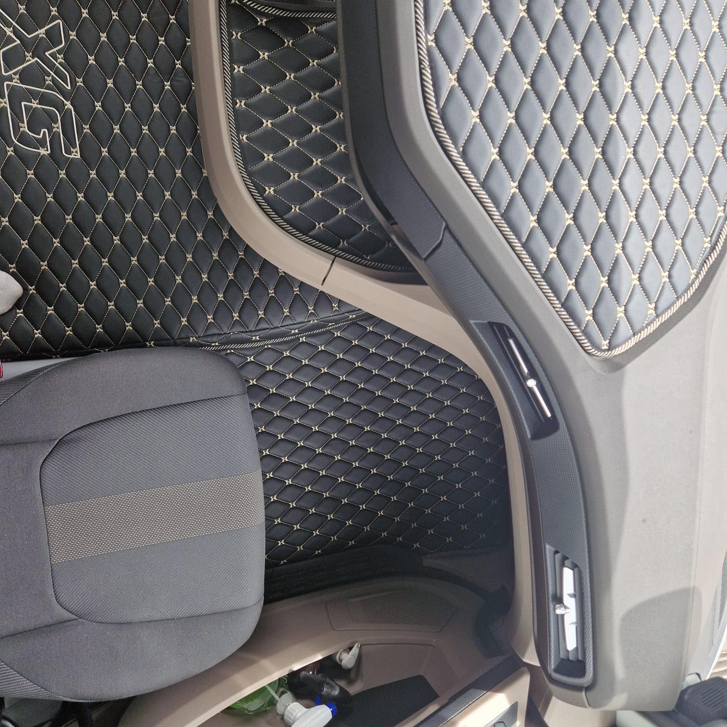Dywaniki do samochodu ciężarowego kompatybilne z DAF XG 2022+ mata pod stopy (materiał czarny, nici beżowe)