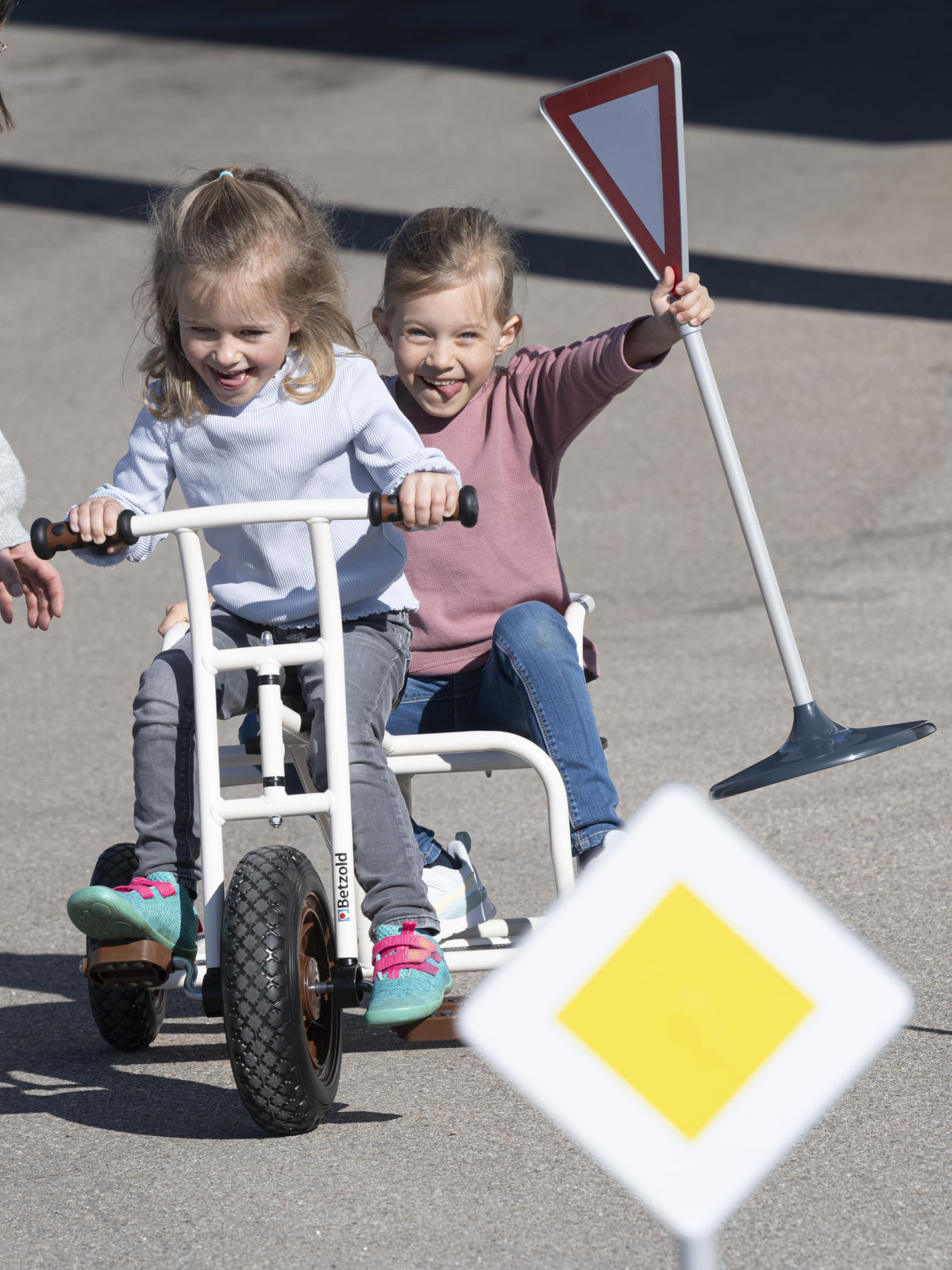 Betzold - Dreirad „BuddyPlus" - Kinder-Fahrzeug mit 3 Sitzen, Trittbrett und Armlehnen