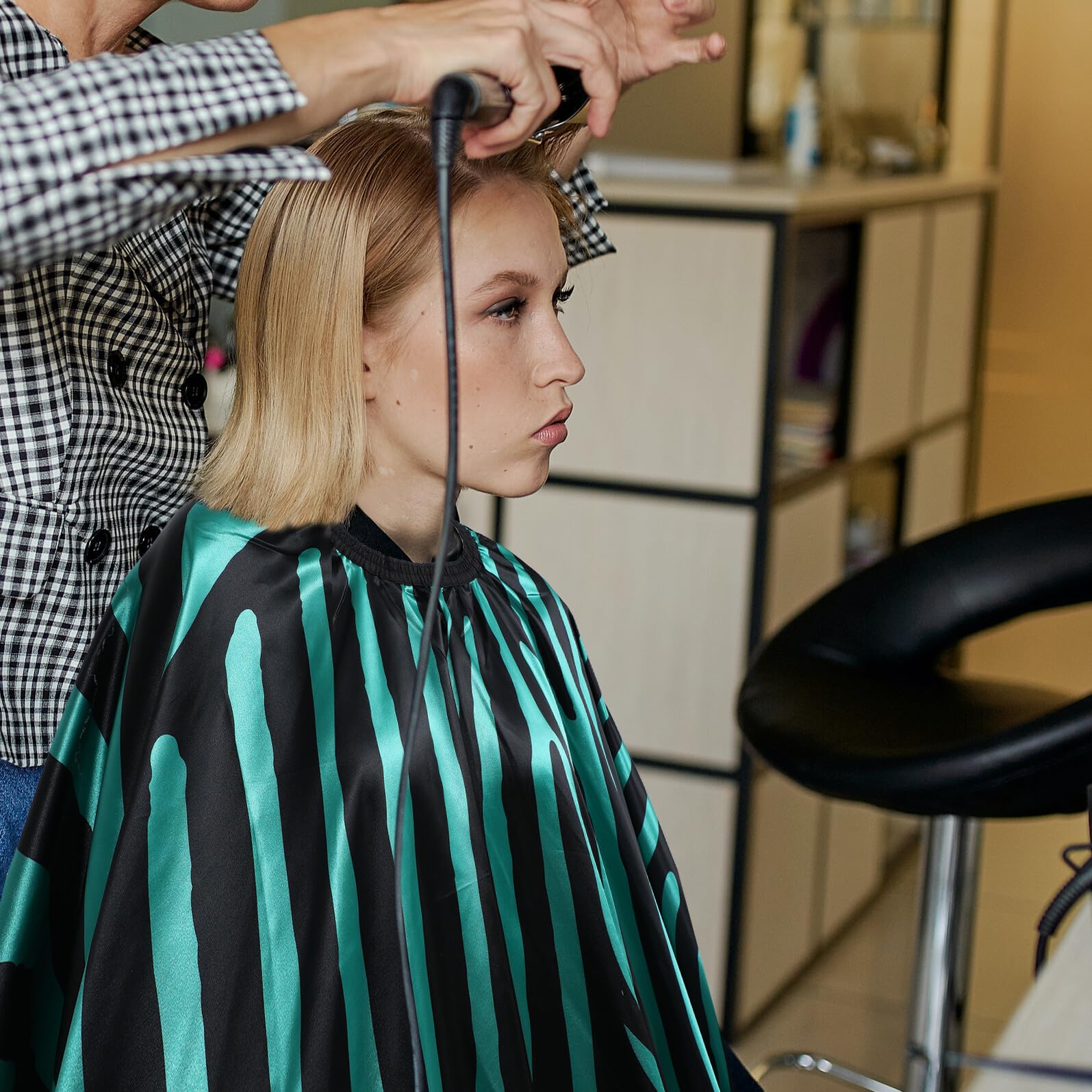 Ipetboom Capa de Satén para Cortar el Pelo y Transpirable Cuello Ajustable para Peluquería Profesional y Barbería