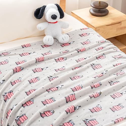 Miniatura 4 de Berkshire Blanket Peanuts VelvetLoft - Manta de felpa de Snoopy de gran tamaño para niños, maní regular con poses de casa de perro y lunares gris