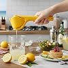 Exprimidor de limón manual, prensa de limón con máxima extracción de jugo, exprimidor de cítricos manual sin esfuerzo con colador integrado, para limón, lima, frutas, naranja y cítricos, color amarillo 3