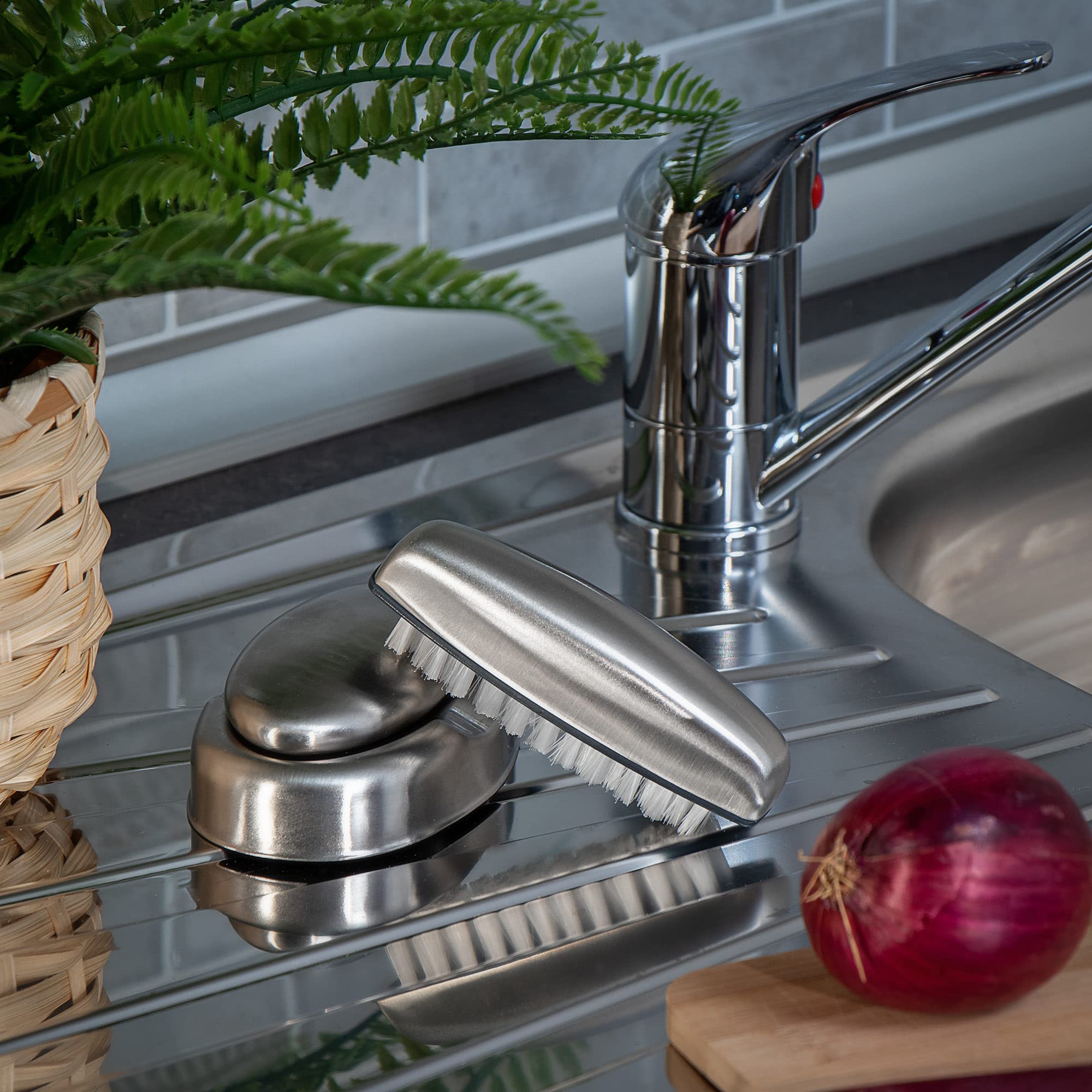 com-four® Set da 3 pezzi - spazzola a mano in acciaio inossidabile, sapone antiodore con ripiano - sapone in acciaio inossidabile (02 pezzi - spazzola + sapone/ciotola)