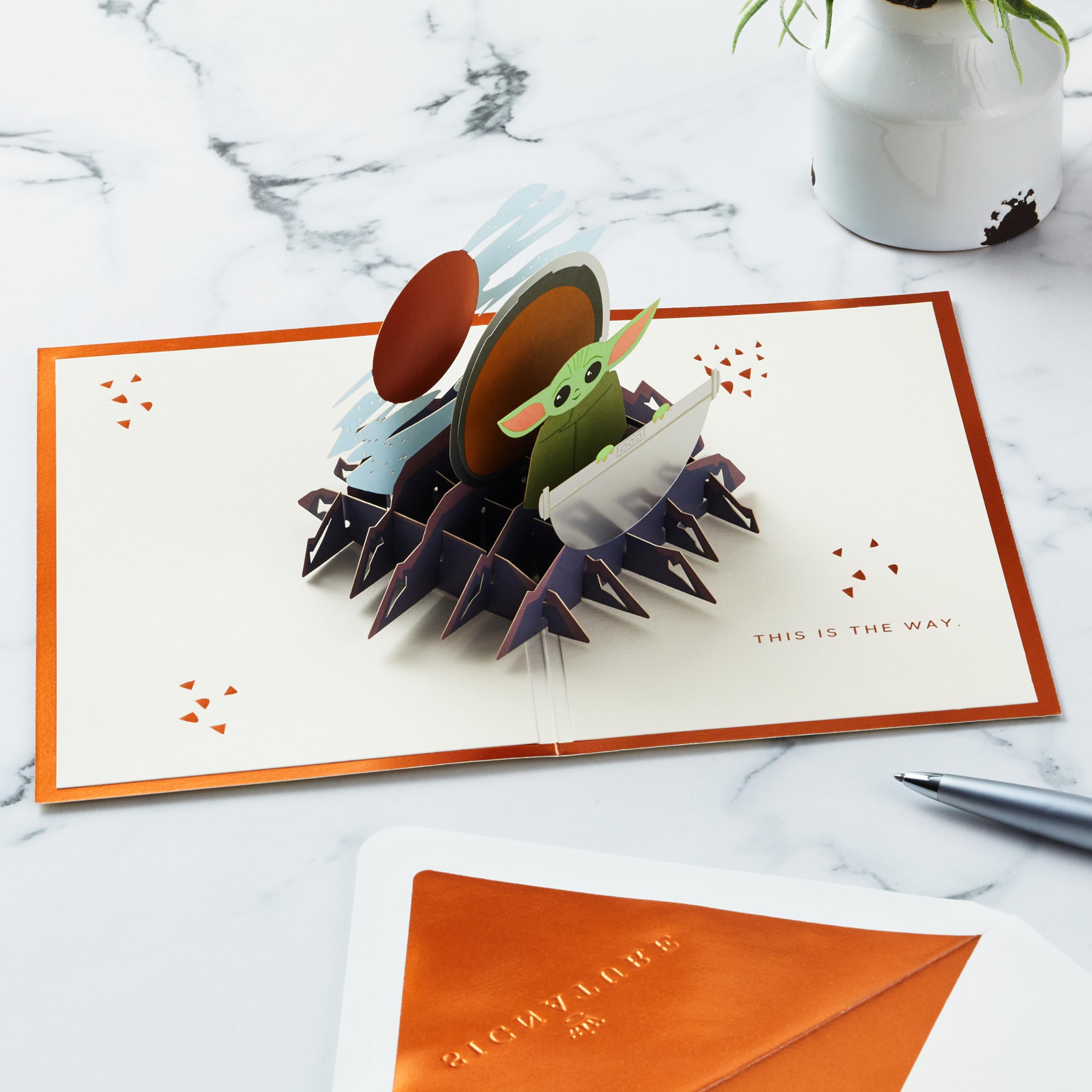 Hallmark Gwiezdne Wojny: Mandalorian, 3D i pop-up, karta na każdą okazję, grogu i kapsuła kosmiczna, urodziny, Dzień Ojca, syn, tata, siostrzeniec, motyw kosmiczny, miedź