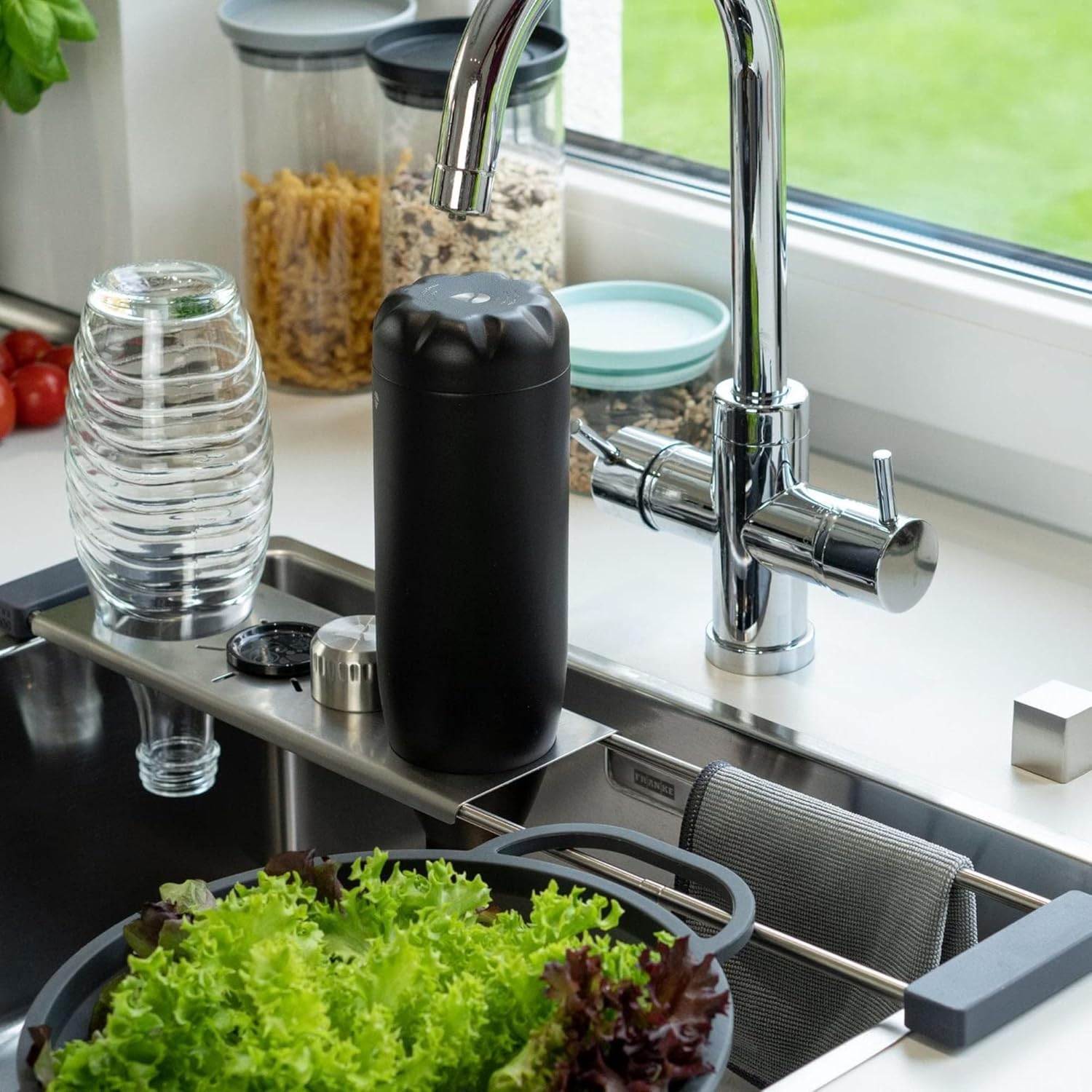 Sanni Shoo Drip.it | Stainless Steel Sink Caddy, Multifunctional & Space-Saving | Bottle Holder, Compatible with Sodastream Aqua Fizz, Penguin & Other Bottles | Drainer & Organizer