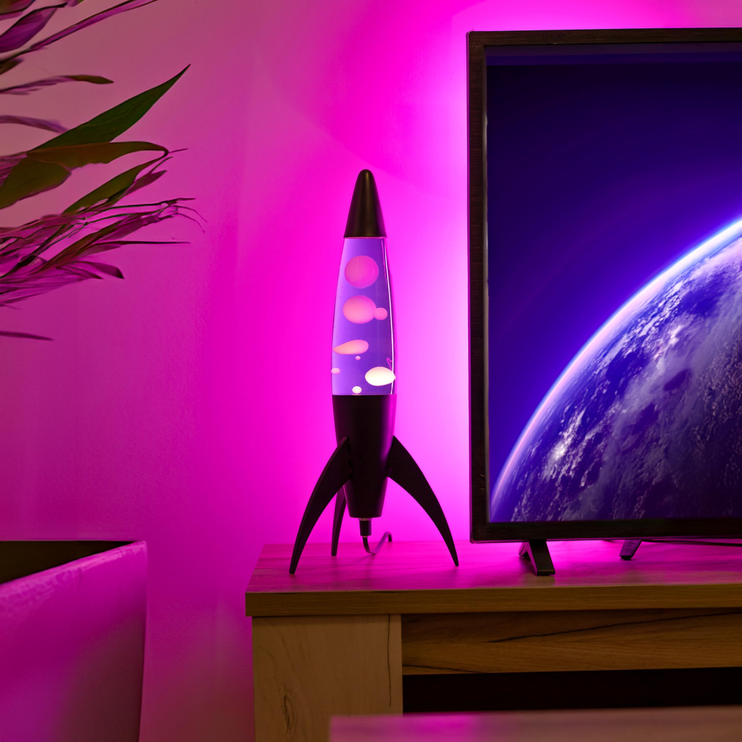 Fisura - Fioletowa lampa lawowa "Rocket". Czarna podstawa, fioletowa ciecz i biała lawa. Lampa lawowa retro z zapasową żarówką. Idealna do salonu, biura lub sypialni. Wymiary: 20 cm x 20 cm x 45 cm.