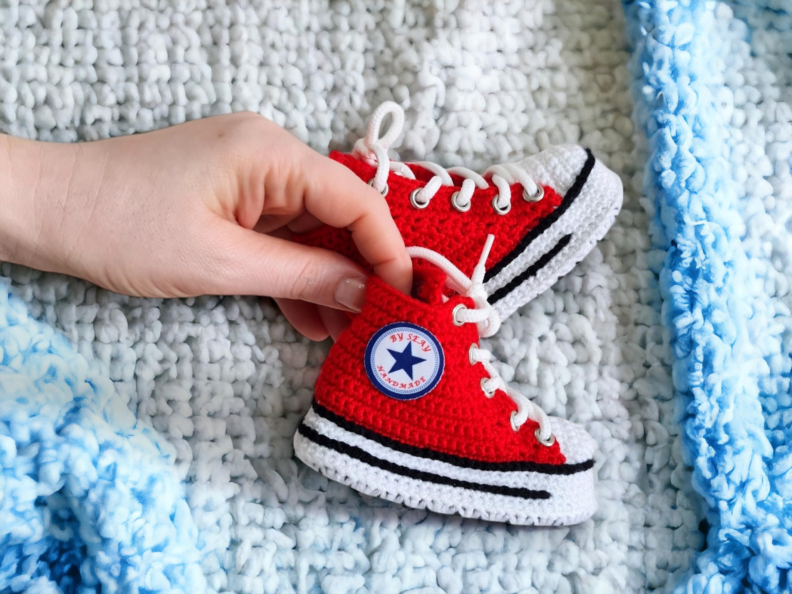 Personalisierte Rote Baby Sneaker aus Bio-Wollmischung - Handgefertigte Lauflernschuhe für die Ersten Schritte - Umweltfreundliches Geschenk zur Geburt & Babyparty - Unisex 0-24 Monate