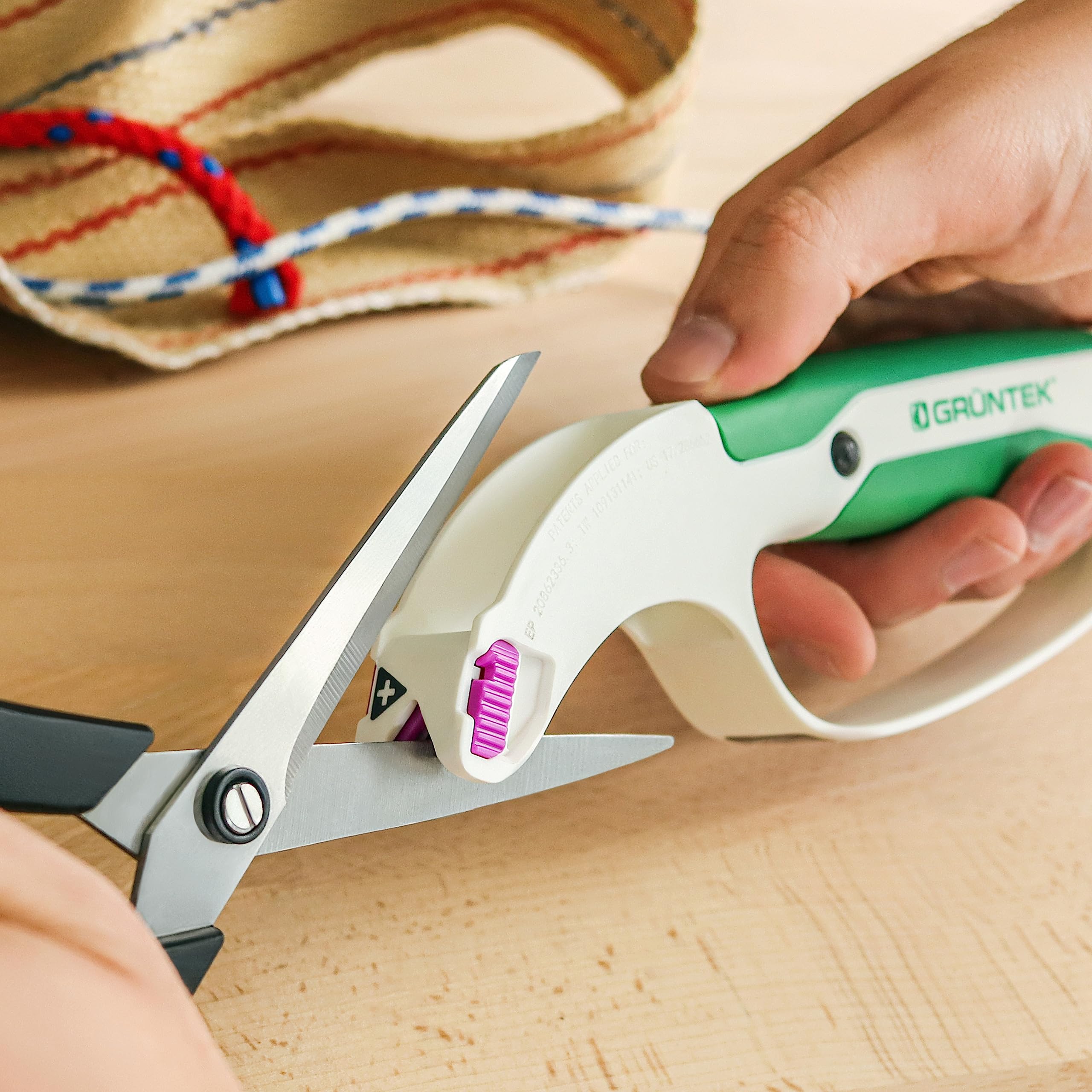 GRÜNTEK Affilatore Affilacoltelli Professionali per Cesoie da Giardino, Scalpelli, Forbici e Coltelli da cucina e Sartoria. Con 7 Cartucce Intercambiabili