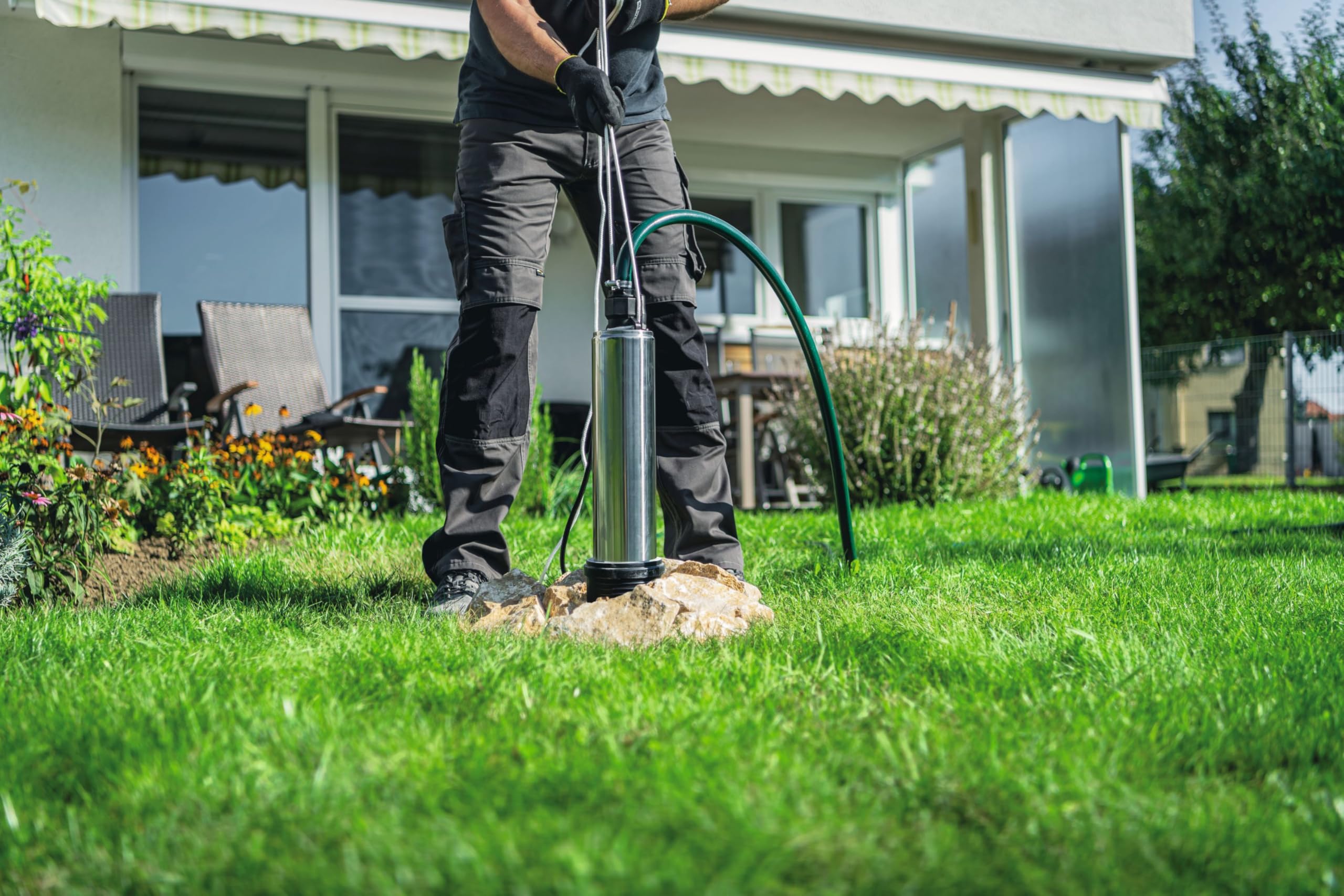 metabo Tiefbrunnenpumpe TBP 6200/8 Inox - 1100 W, 6200 l/h Fördermenge, 55 m Förderhöhe - Schlanke Edelstahl‑Pumpe für Bohrbrunnen ab Ø 100 mm, 8‑stufiges Pumpwerk, Rückschlagventil - 22 m Kabel