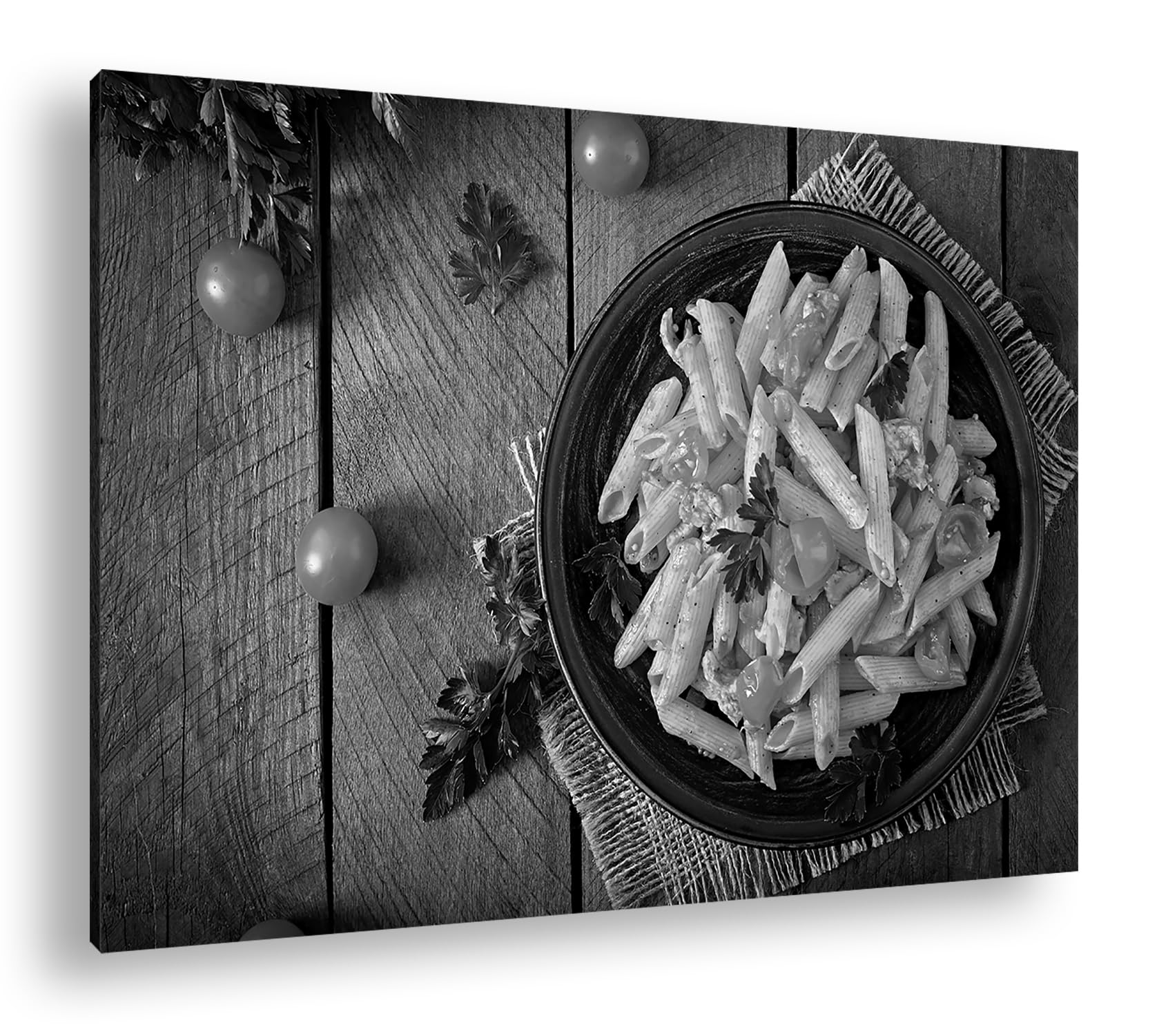 Penne w obfitym sosie pomidorowym, ozdobiony świeżymi ziołami i dojrzałymi pomidorami koktajlowymi. Format: 75 x 50 cm Efekt: czarno-biały jako obraz na płótnie, motyw na ramie z prawdziwego drewna,