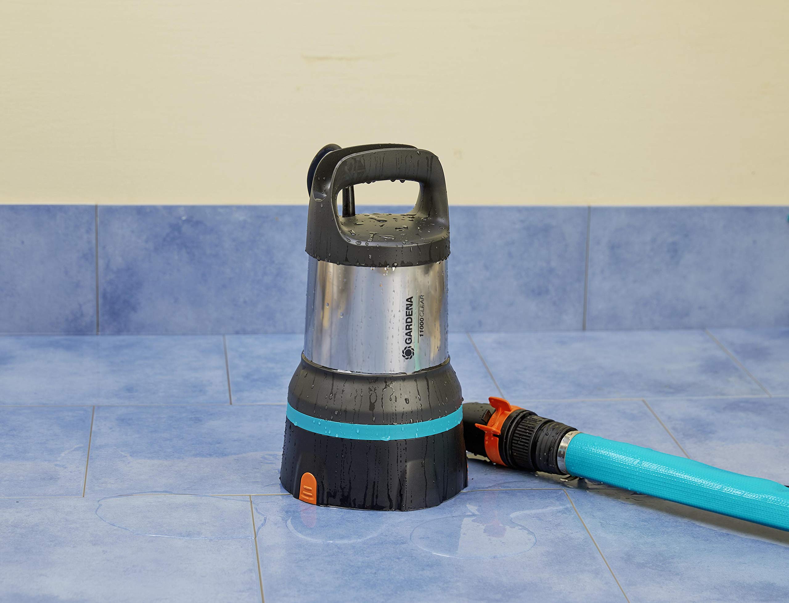 Gardena Bomba sumergible de aguas limpias 11000 aquasensor: bomba drenaje con innovador Aquasensor, caudal hasta 11 000 l/h, aspiración plana hasta 1 mm, sistema acoplamiento rápido, 450 W (09034-20)