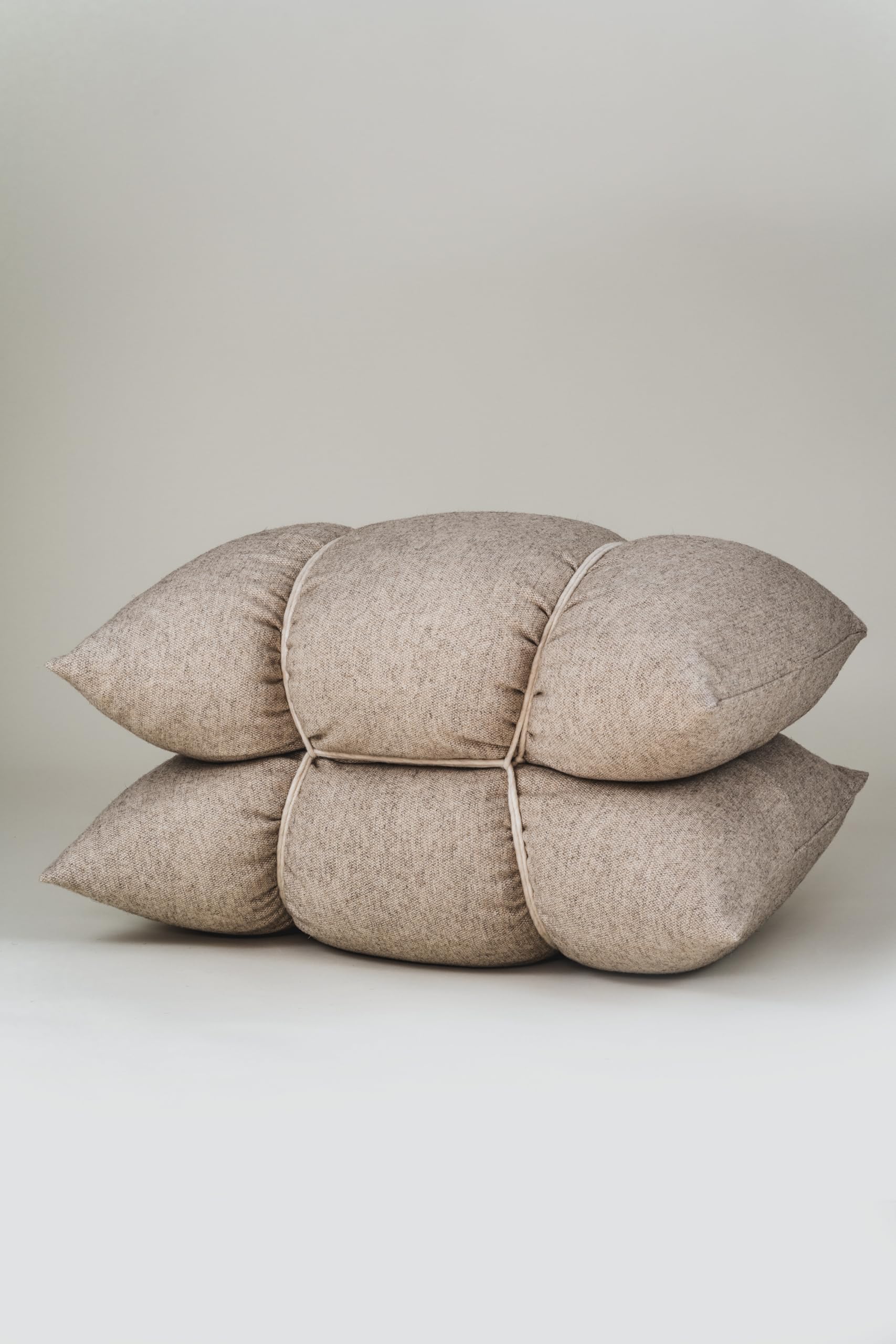 Asiento Bala by, 100% Lana Guirra de Valencia, Edición Limitada, Madrid Design Festival, Inés Sistiaga, Puf de Diseño, Asiento Acolchado, 80 x 65 x 45 cm, Color Beige/Natural