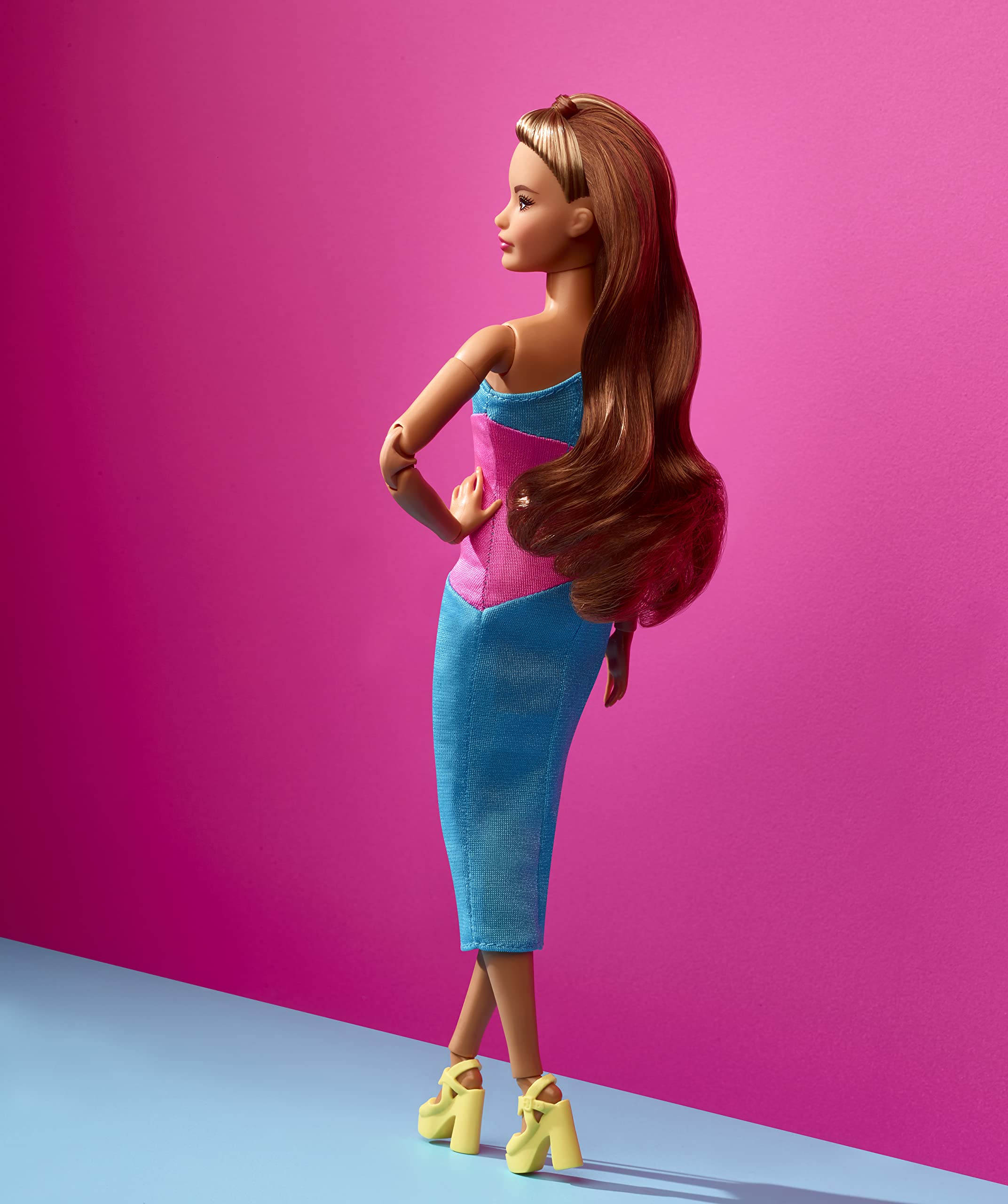 Barbie Signature Looks Vestido Largo Muñeca articulada con coleta Larga, Juguete de colección de Moda, Regalo +16 años (Mattel HJW82)