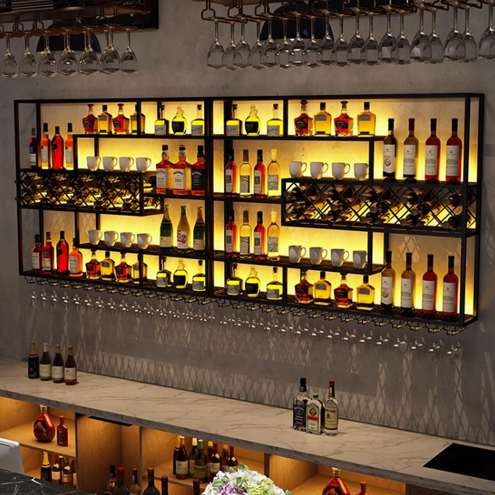 Portabottiglie da parete in stile industriale con luci a LED, ripiani bar sospesi, espositore salvaspazio per bottiglie di liquore e portabicchieri, design moderno in metallo (118,1"x7,9"x47