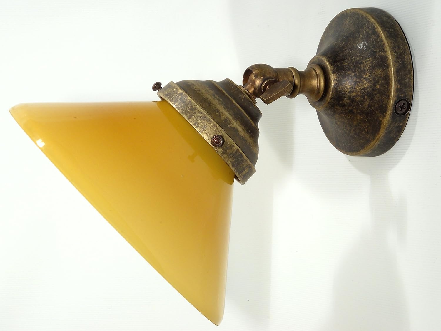 Applique da parete in ottone, vetro satinato, 1 luce verso basso | Reccagni