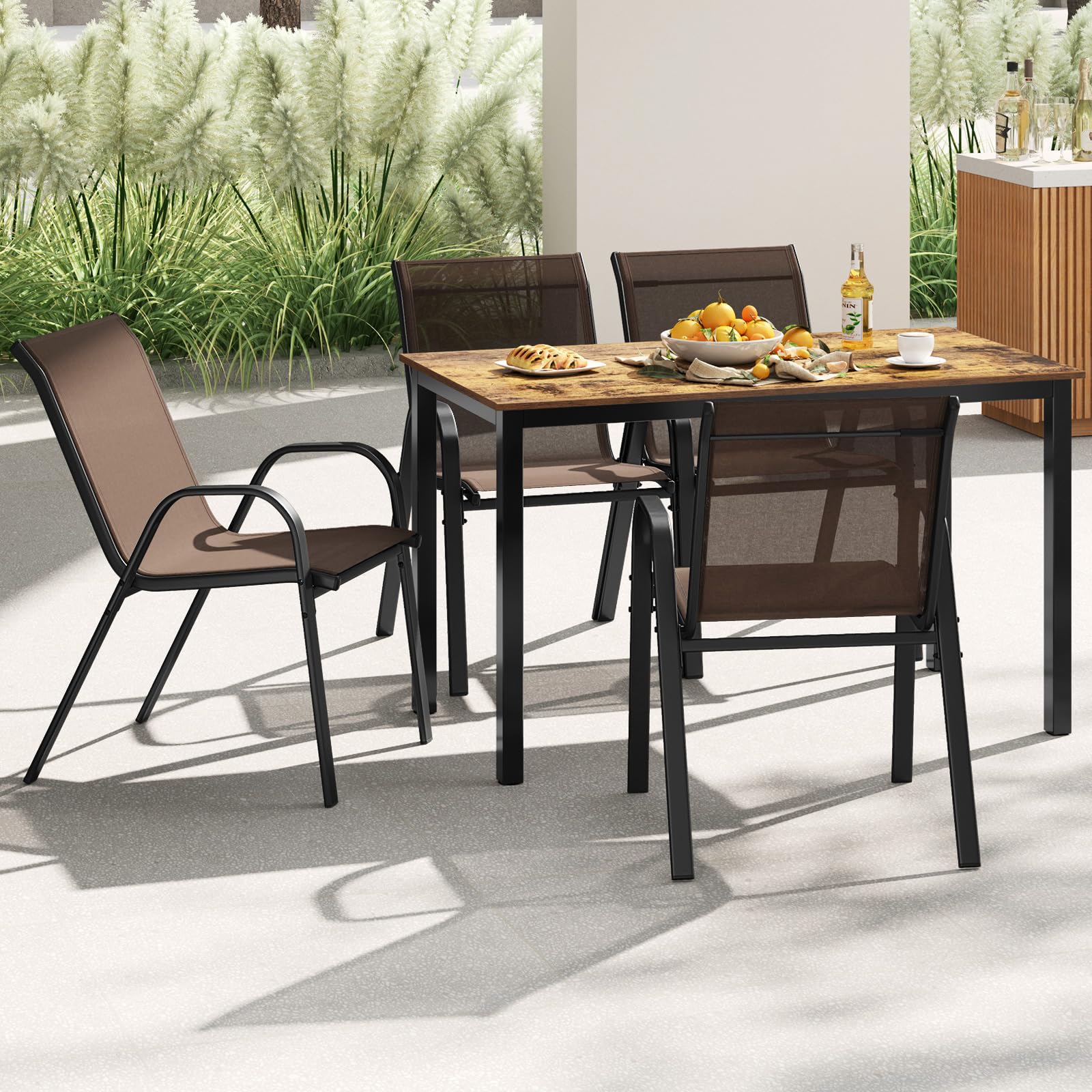 GIANTEX Juego de 2/4 Sillas de Patio, Sillas de Comedor Apilables con Estructura de Metal Resistente y Tela Transpirable, Respaldo y Reposabrazos Ergonómicas, para Terraza, Piscina, Jardín (2, Marrón)