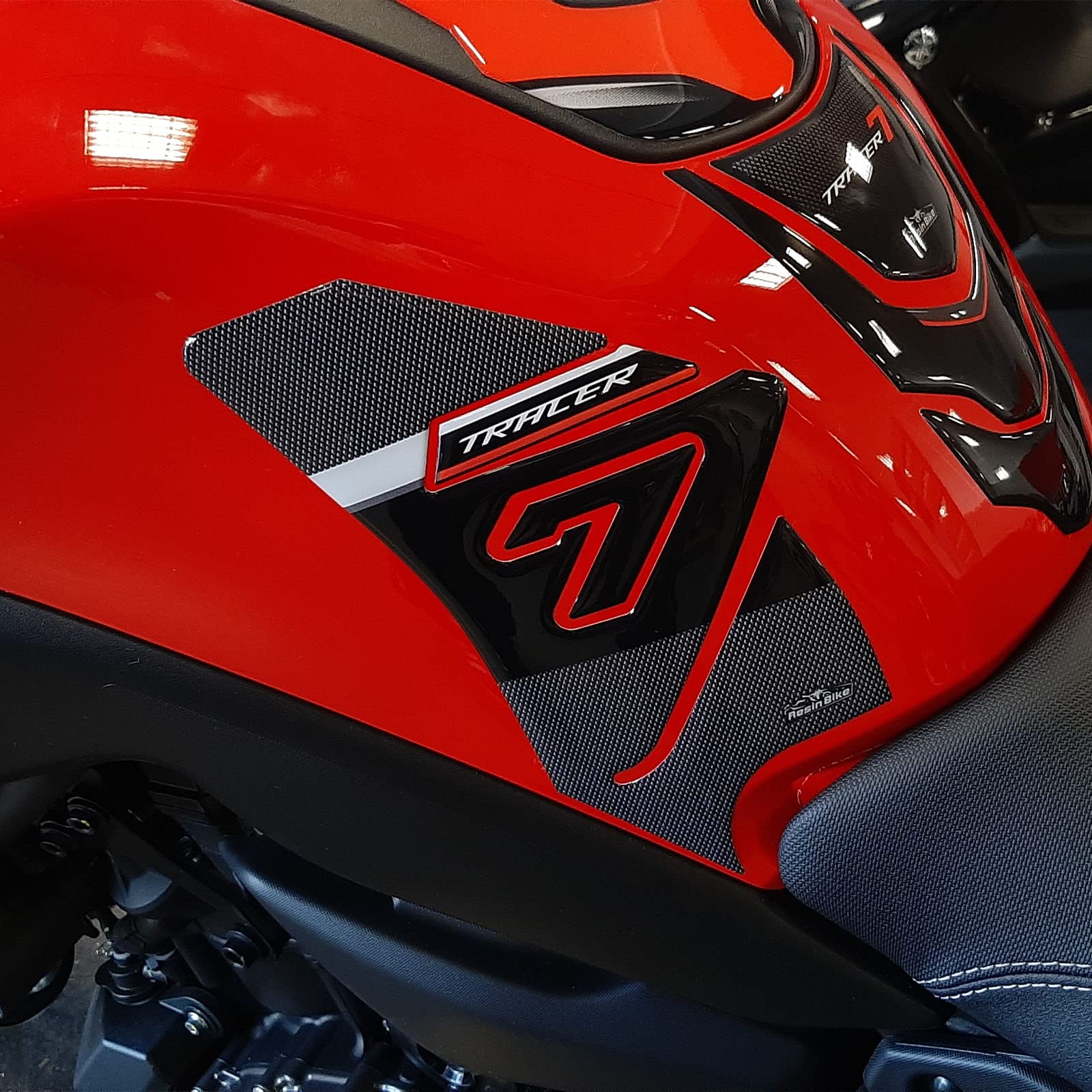 Resin Bike Adesivi Moto Compatibile con Yamaha Tracer 7 2021. Protezioni Laterali Serbatoio da Urti e Graffi. Coppia Adesivi Resinati con Effetto 3D - Rosso