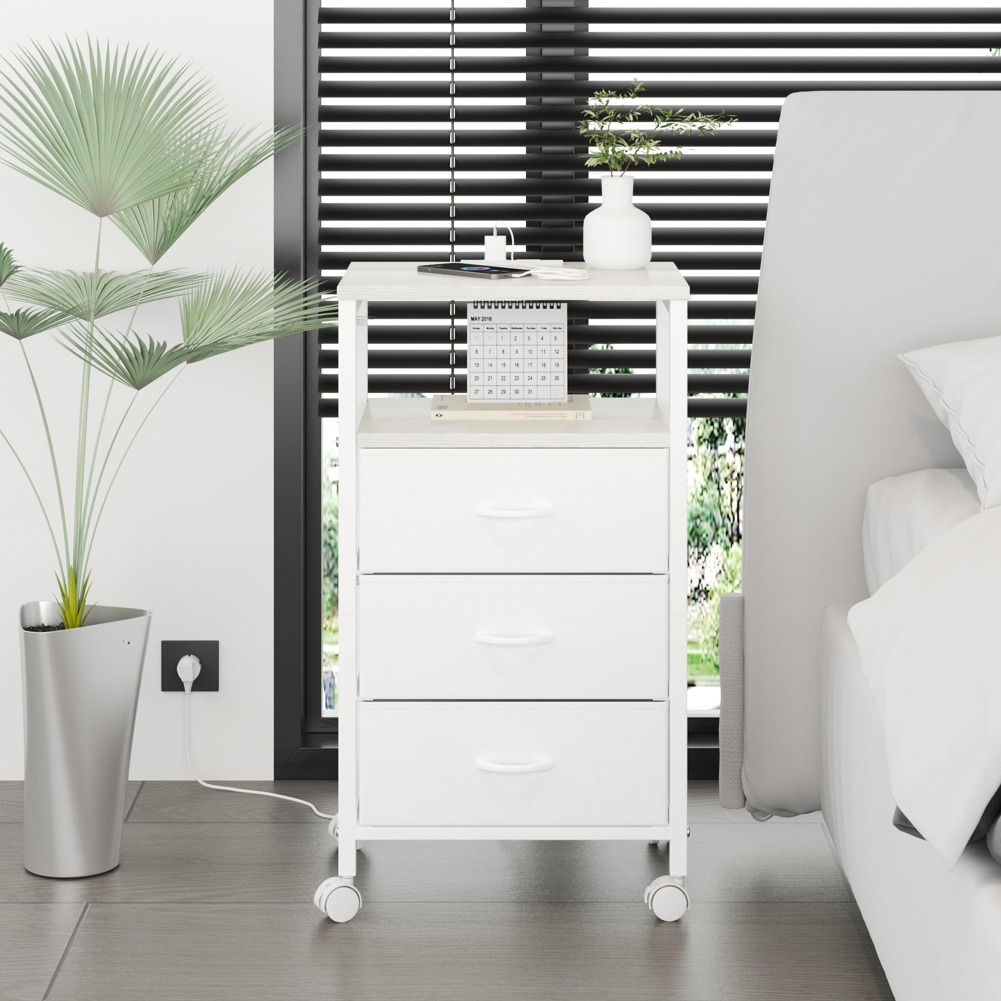 Lutown-Teen Mesita de Noche Blanca Alta de 73 cm, Mesa Auxiliar con Enchufes, Estructura de Metal y 3 Cajones de Tela, Mesillas de Noche con Ruedas, para Dormitorio, Salón, Blanco