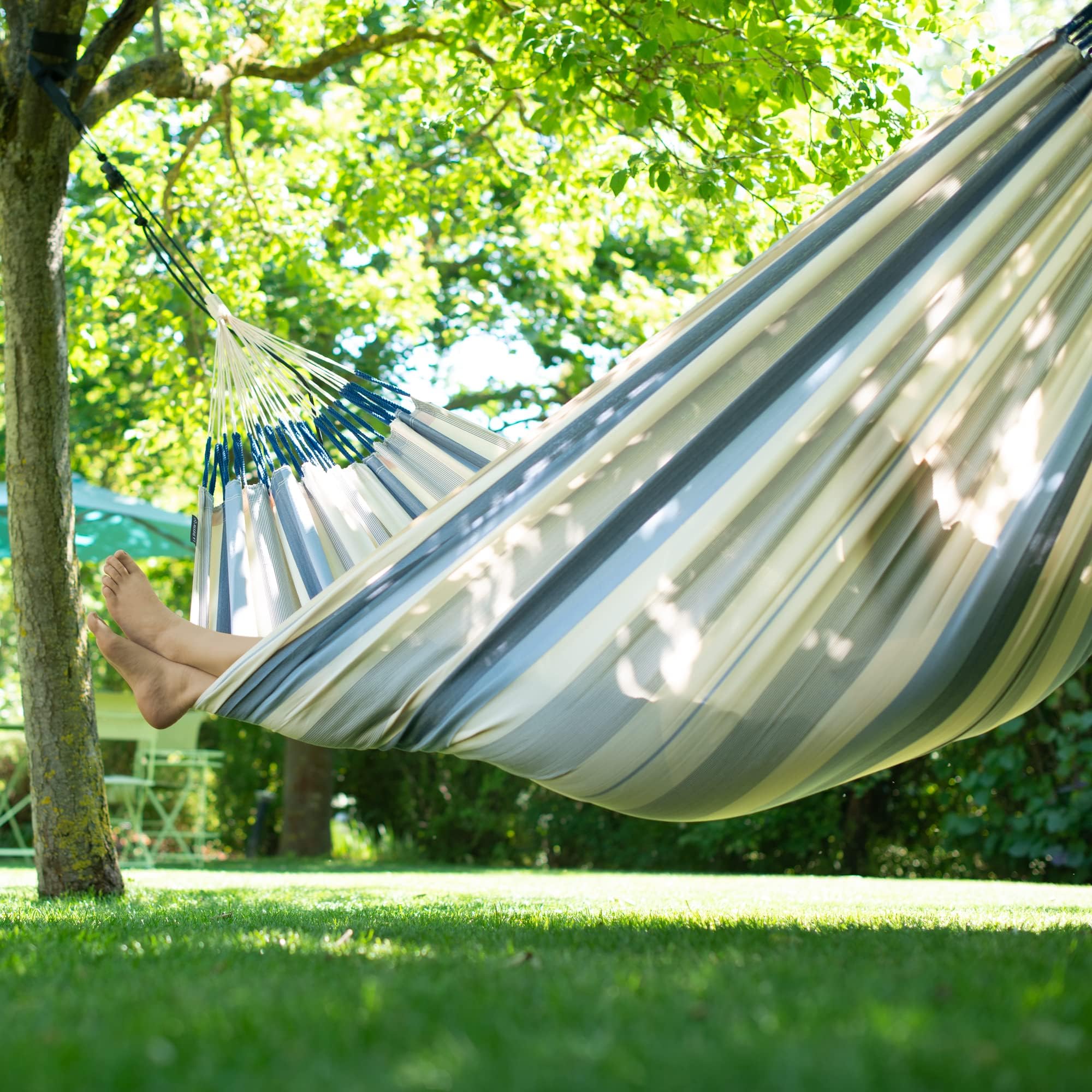 LA SIESTA® - Brisa - klasyczny hamak podwójny + mocowanie na drzewie i słupkach, ręcznie wykonany w Kolumbii, szerokość 160 cm, zapewnia relaksujące chwile wewnątrz i na zewnątrz. (Sea Salt)