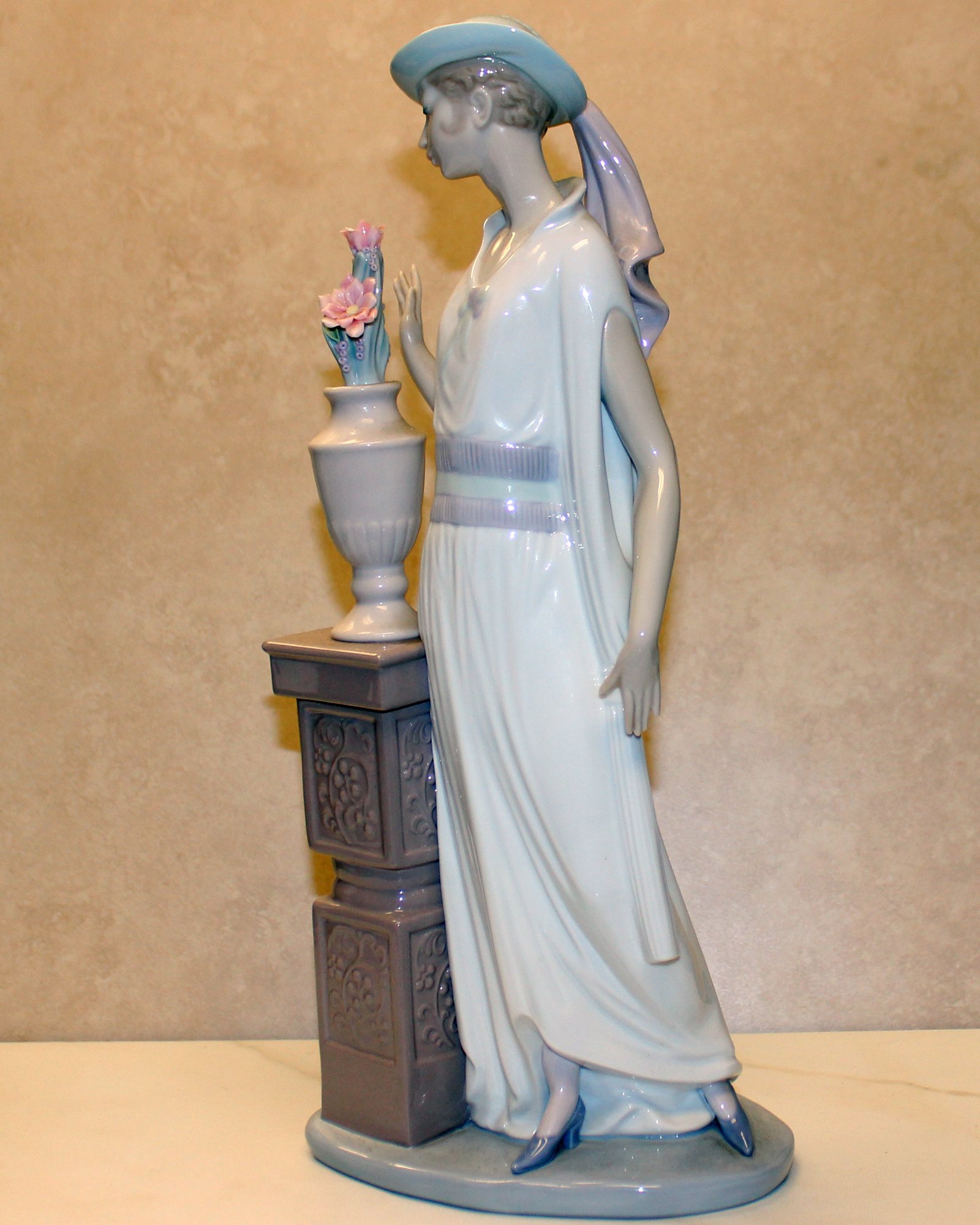 Amazon.com: Lladro Figurine, 5175 Lady Grand Casino, Lady with