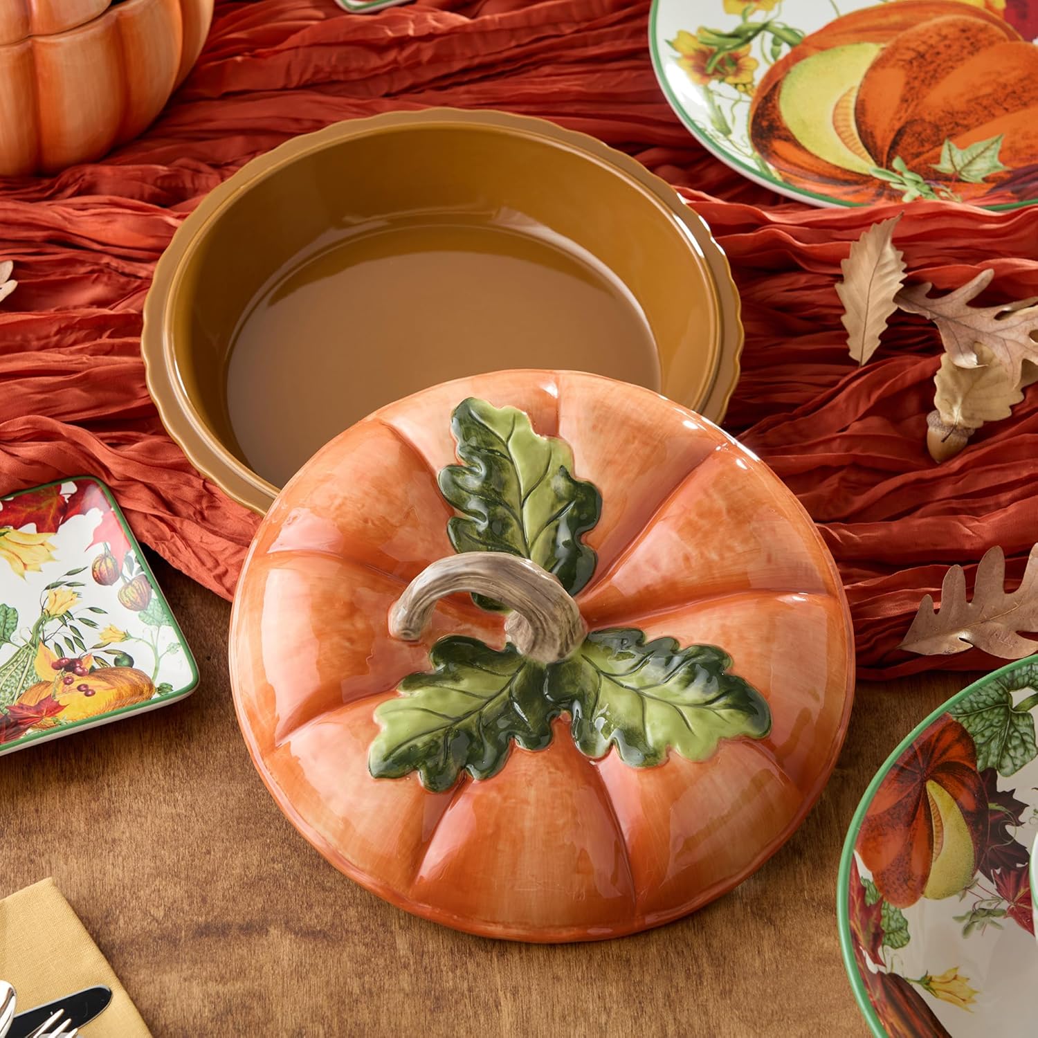 Harvest Fields 3D Pumpkin Covered Pie Carrier – 10.5” Ceramic Pie Dish with Lid – Perfect for Baking, Storing & Serving Pies, Quiches & Holiday Desserts – Festive Thanksgiving Bakeware