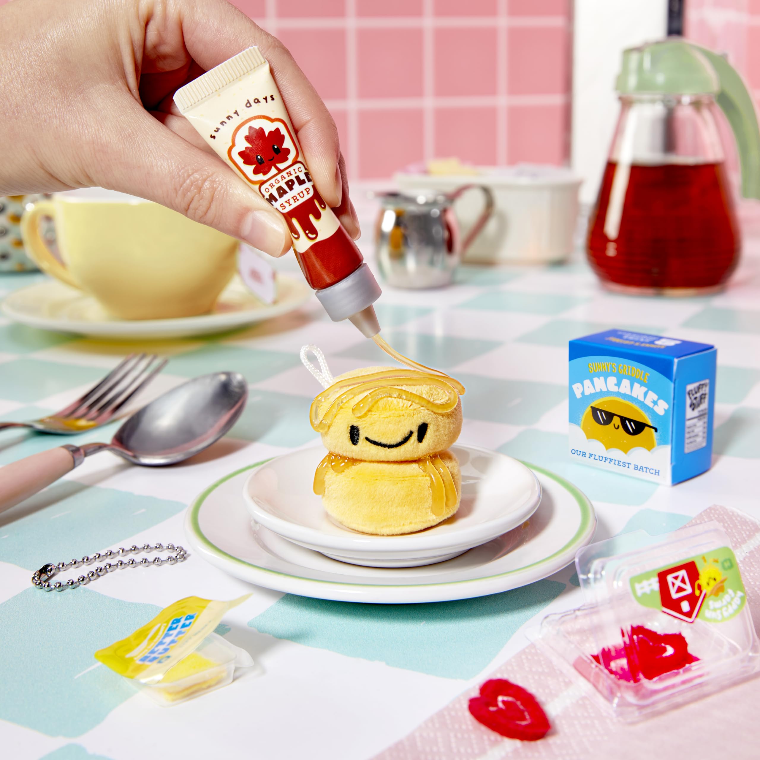 MGA’s Miniverse Make It Mini Plush – Zestaw do samodzielnego wykonania pluszowych zabawek o tematyce kulinarnej z klejem samoutwardzalnym i breloczkiem, 8 figurek kolekcjonerskich, dla dzieci od 8 lat