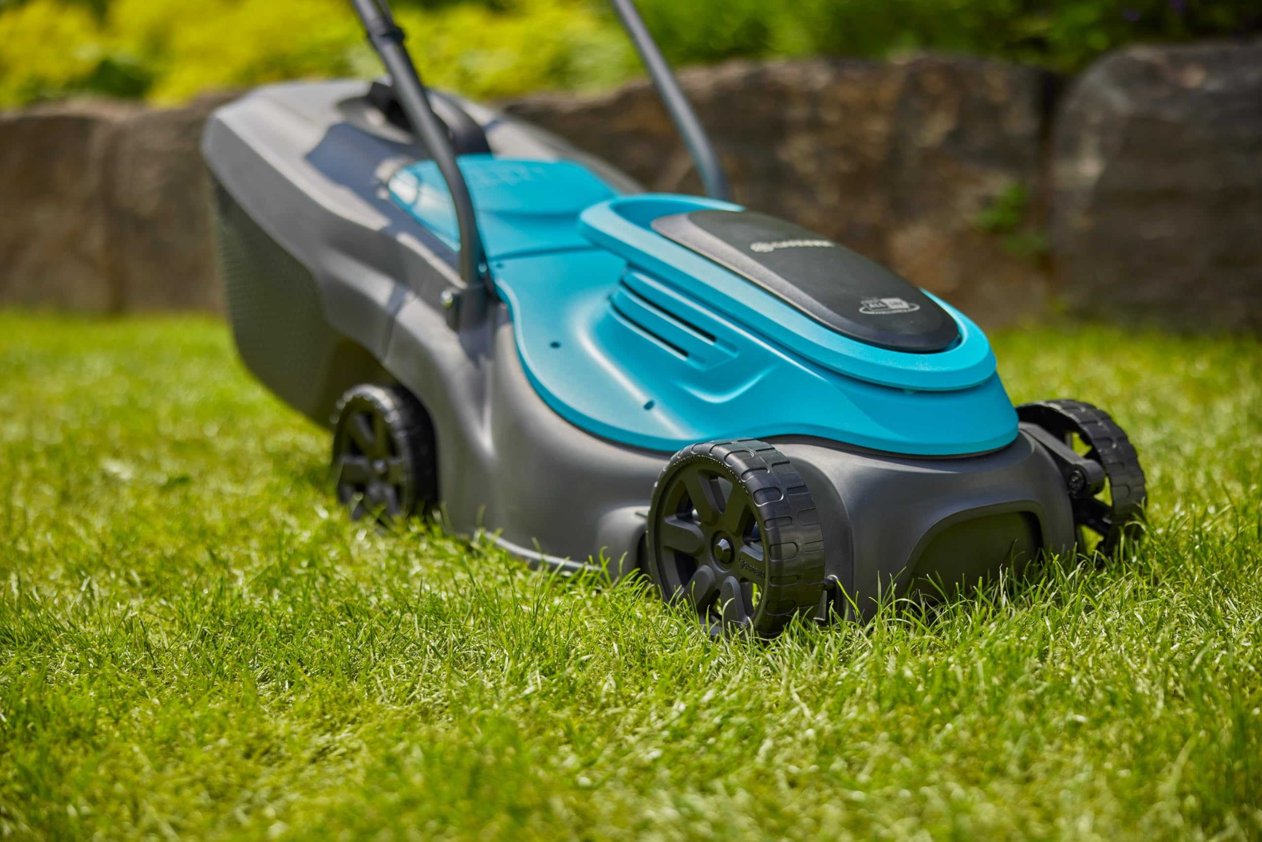 Gardena EasyMax+ 32/18V Set Listo para Usar Cortacésped a batería, Ancho de Corte de 32 cm, Incluye batería Power FOR All, Ligero y maniobrable, Ideal para céspedes de hasta 200 m² (14634-60)