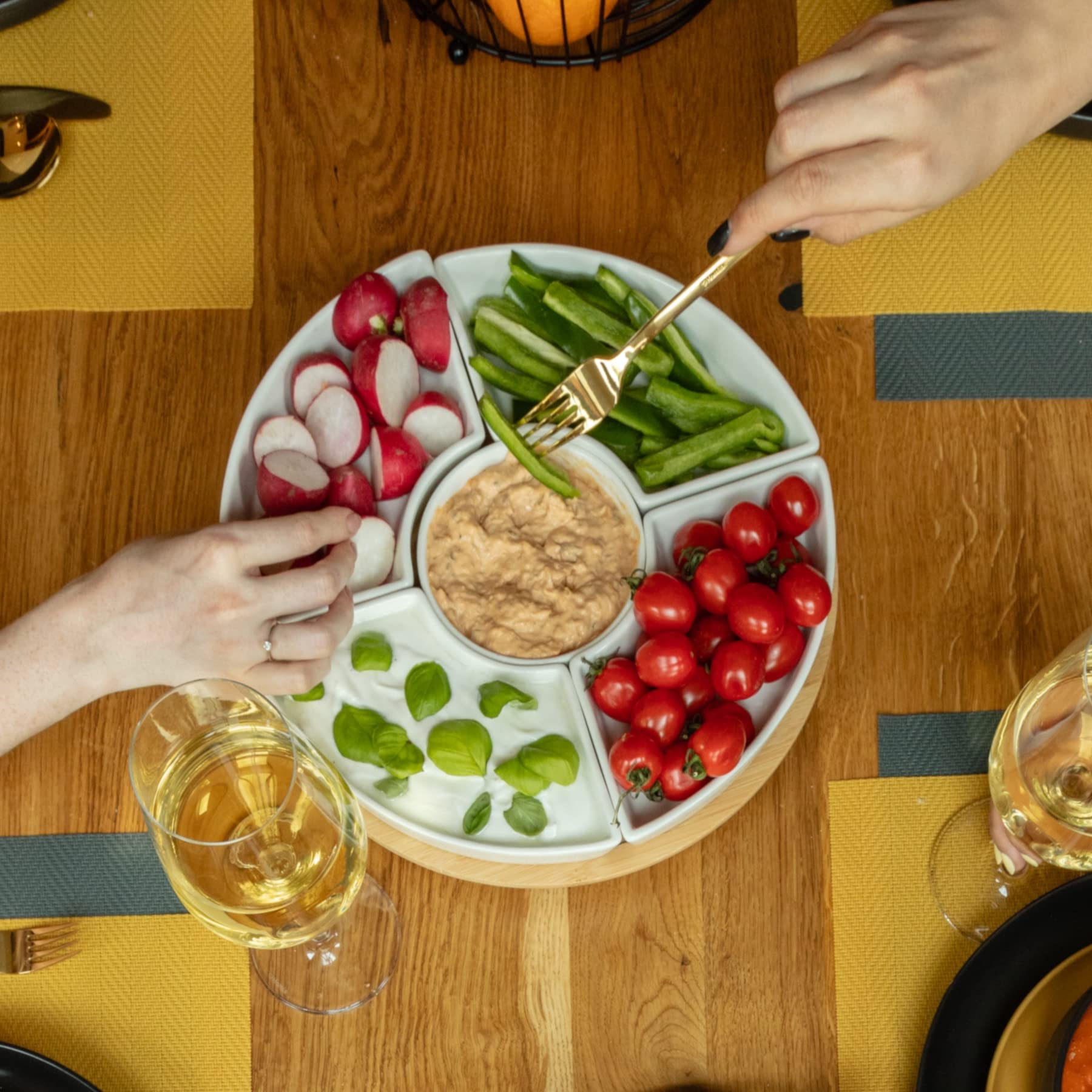 HOMLA Fincan Moderne Servierplatte Rund 6-teilig - Auffallendes Design Teller für Partys Feiern Snacks Häppchen - Porzellan und Bambusholz Ø 30 cm Weiß