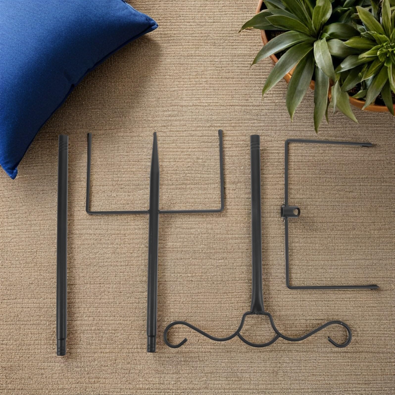Housoutil Palo per Luci da Esterno 46 Pollici Ganci da Pastore Supporto per Piante Sospese e Mangiatoie per Uccelli Palo da Giardino in Metallo Resistente alle Intemperie Base a Cinque